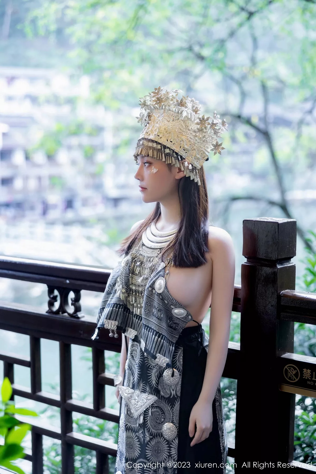 秀人集.com_[XiuRen秀人网]No.7448_模特豆瓣酱户外性感银饰苗族服饰半脱秀丰腴身材完美诱惑写真82P