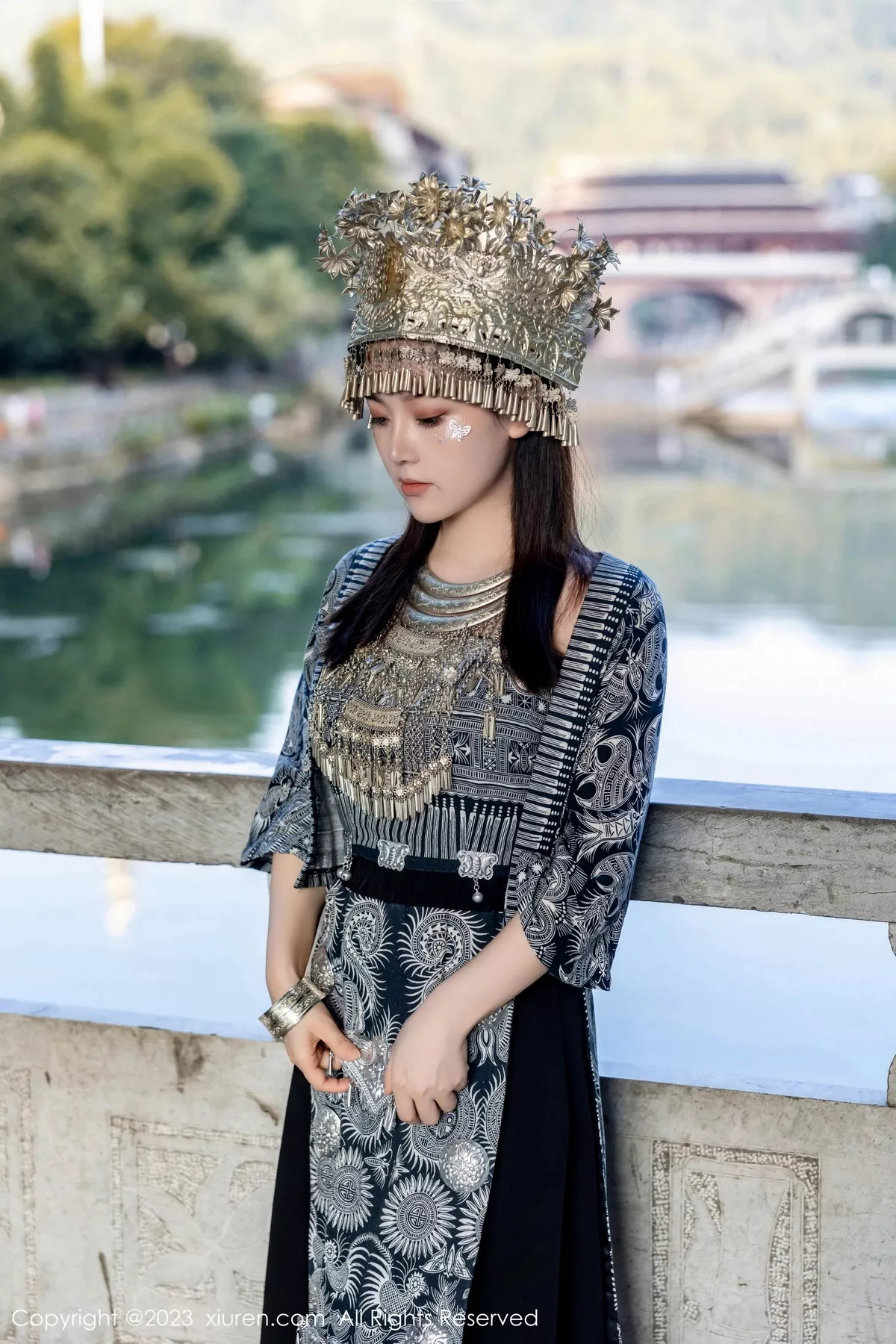 秀人集.com_[XiuRen秀人网]No.7448_模特豆瓣酱户外性感银饰苗族服饰半脱秀丰腴身材完美诱惑写真82P