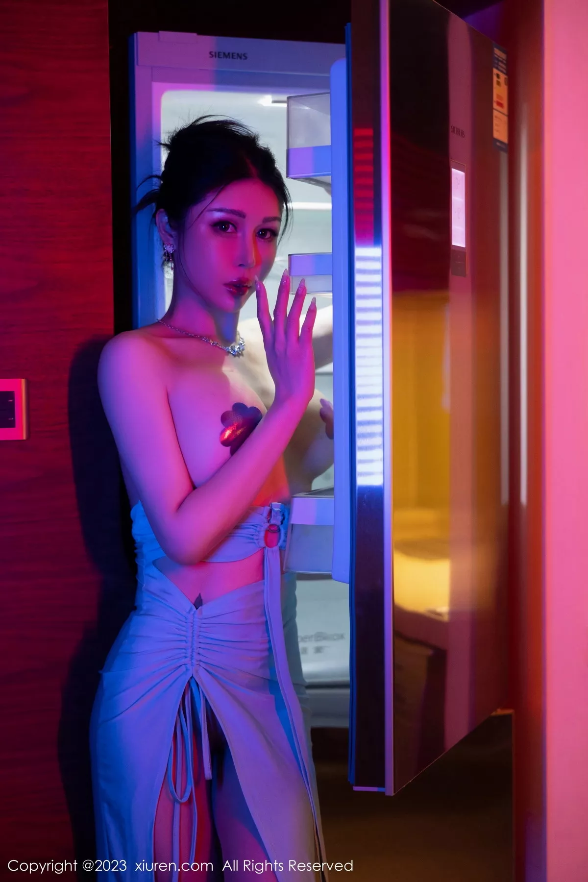 秀人集.com_[XiuRen秀人网]No.7446_模特田冰冰性感蓝色长礼裙配原色丝袜秀丰满身材妩媚迷人写真82P