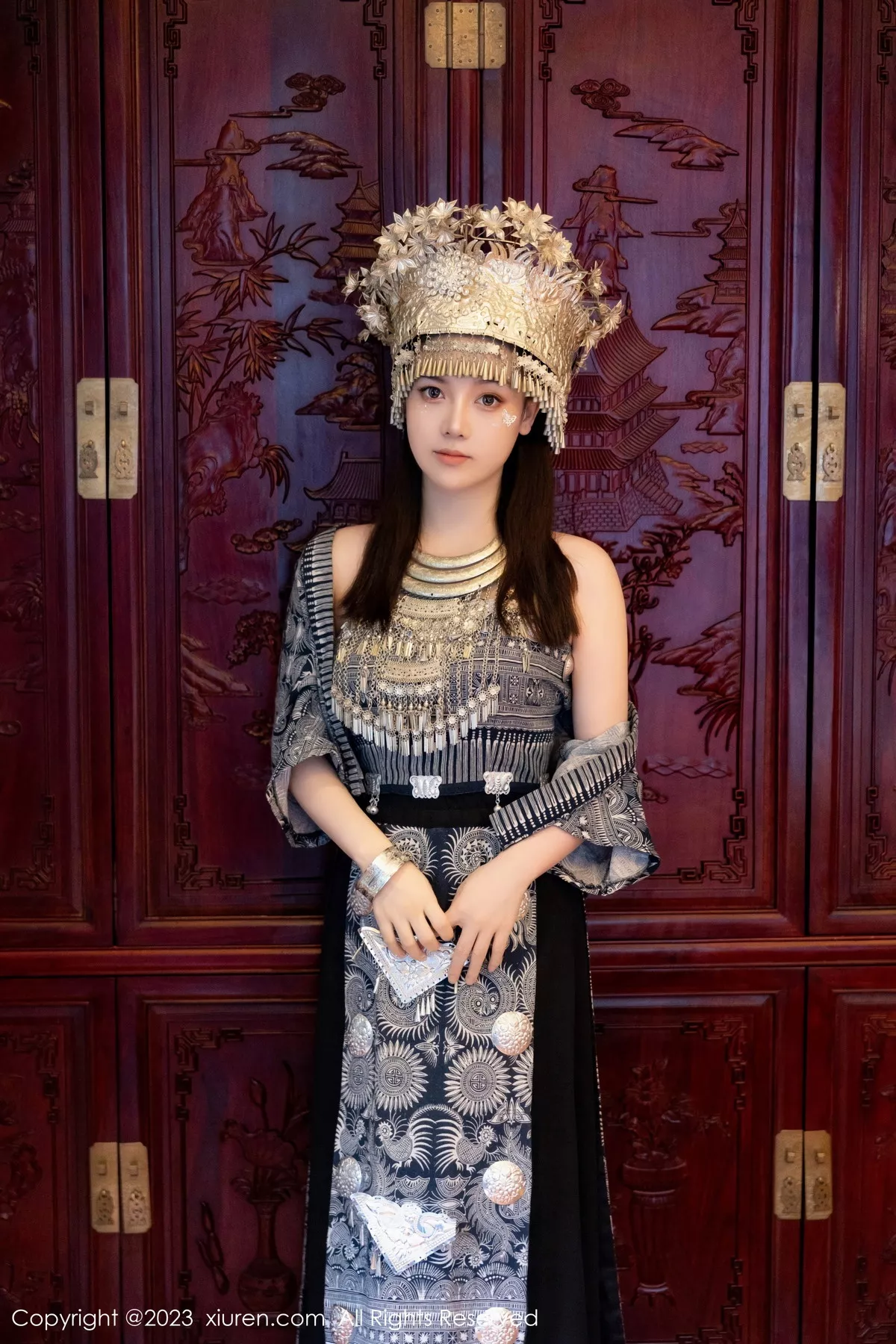 秀人集.com_[XiuRen秀人网]No.7448_模特豆瓣酱户外性感银饰苗族服饰半脱秀丰腴身材完美诱惑写真82P