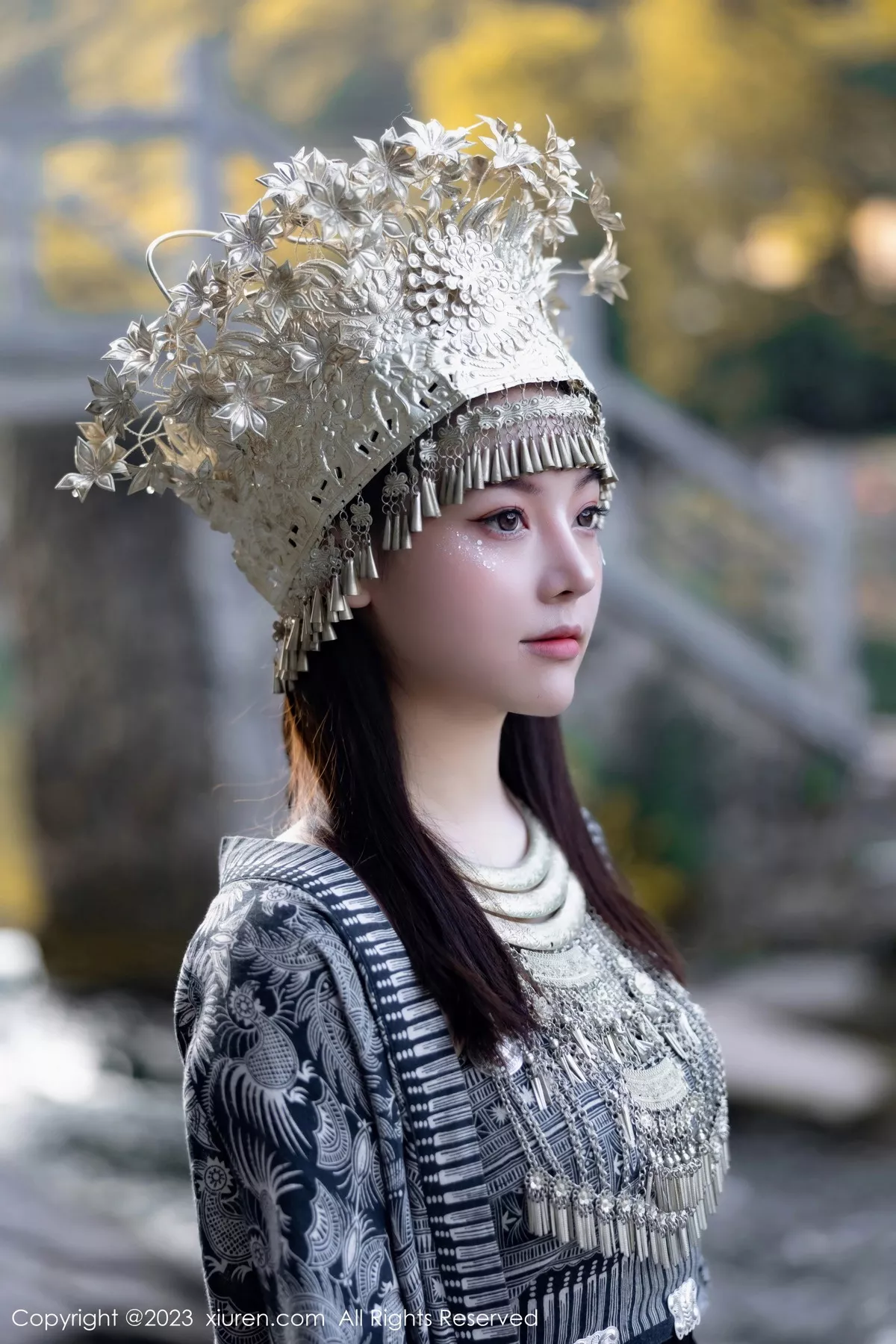 秀人集.com_[XiuRen秀人网]No.7448_模特豆瓣酱户外性感银饰苗族服饰半脱秀丰腴身材完美诱惑写真82P