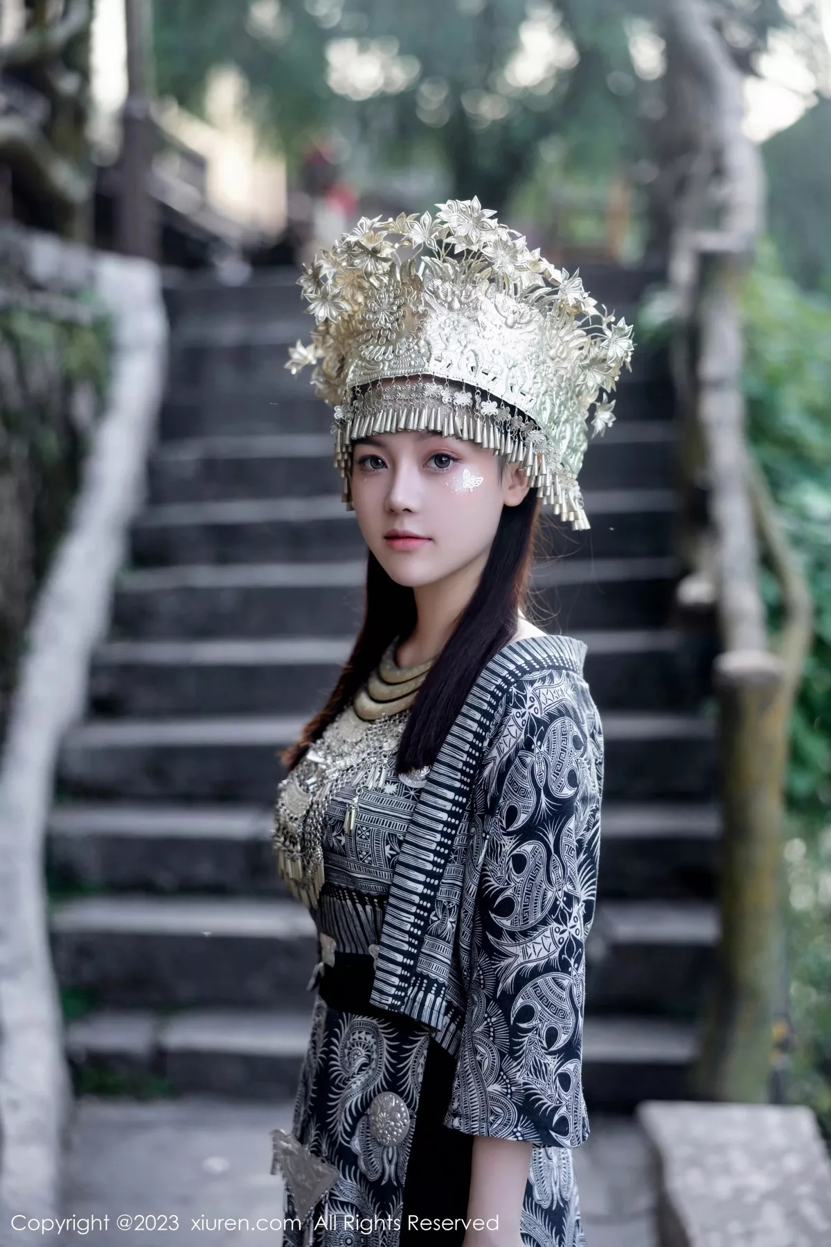 秀人集.com_[XiuRen秀人网]No.7448_模特豆瓣酱户外性感银饰苗族服饰半脱秀丰腴身材完美诱惑写真82P