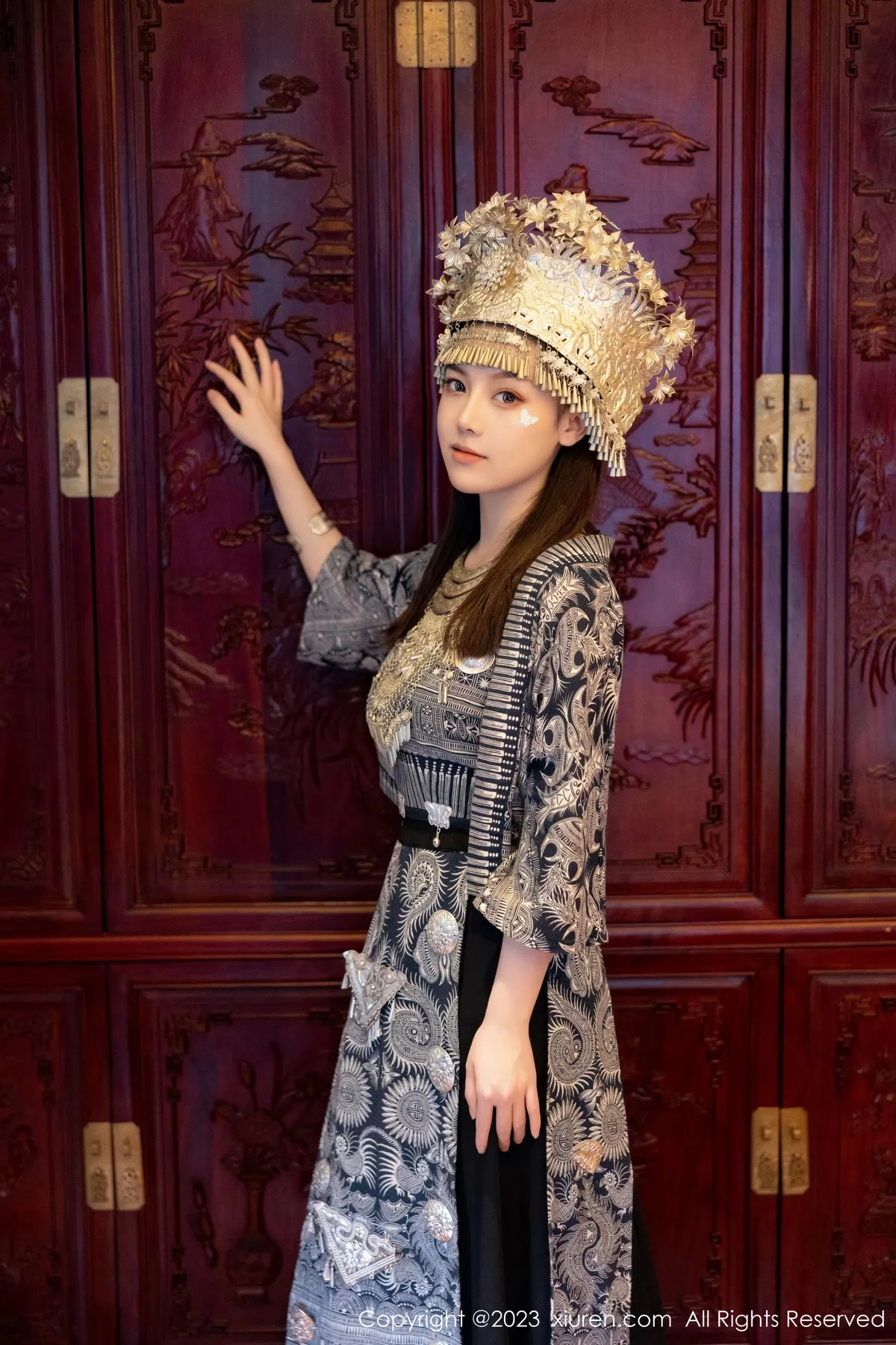 秀人集.com_[XiuRen秀人网]No.7448_模特豆瓣酱户外性感银饰苗族服饰半脱秀丰腴身材完美诱惑写真82P