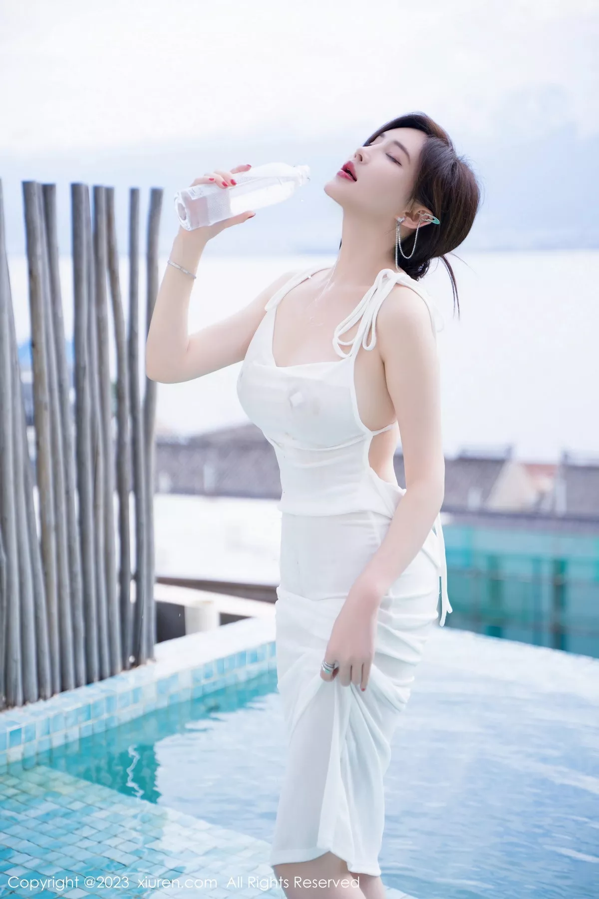 秀人集.com_[XiuRen秀人网]No.7461_女神Carol周妍希泳池性感白色连衣长裙湿身秀丰满身材诱惑写真69P