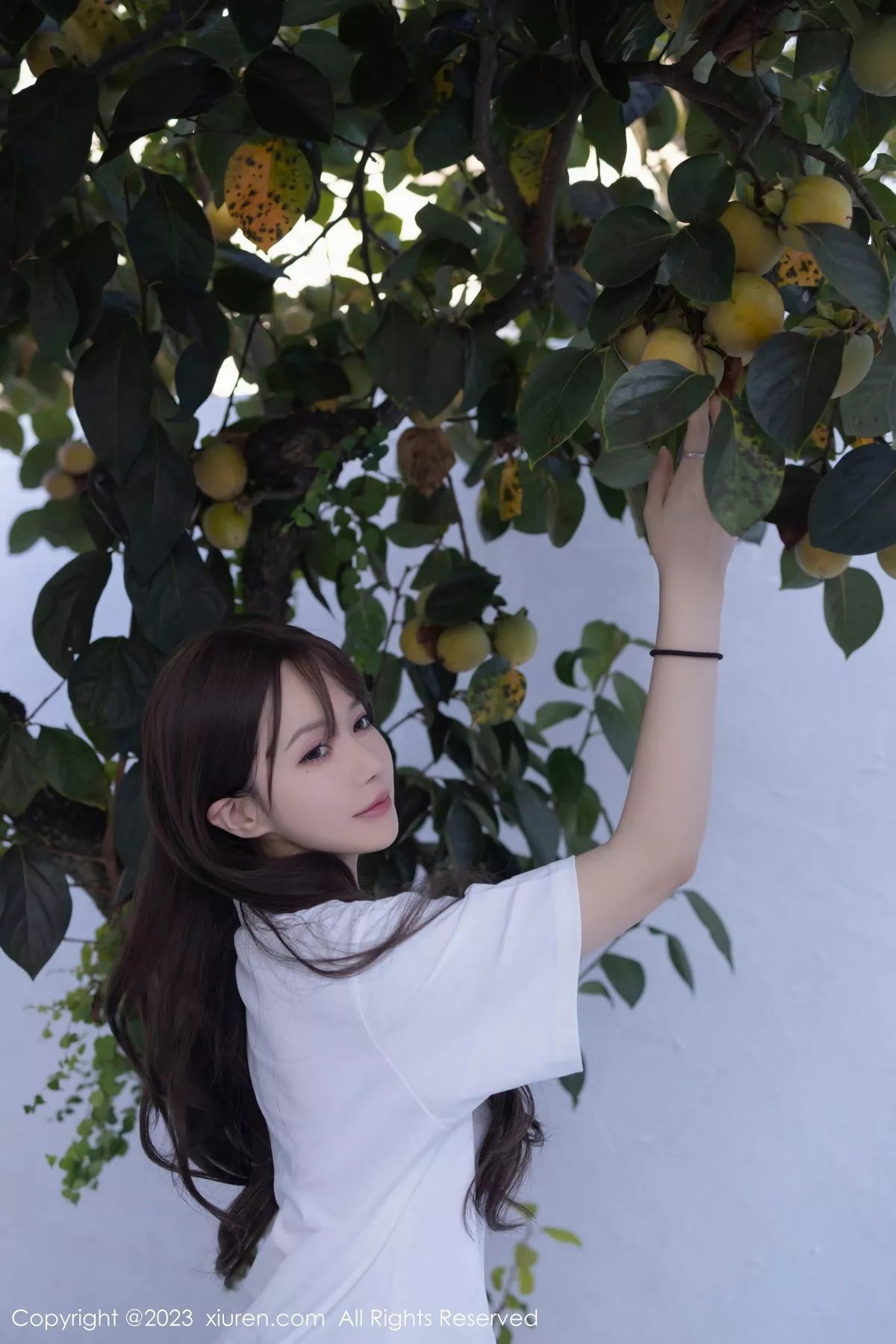 秀人集.com_[XiuRen秀人网]No.7475_模特鱼子酱Fish性感白T配灰短裙露黑丝吊袜秀曼妙身姿诱惑写真85P