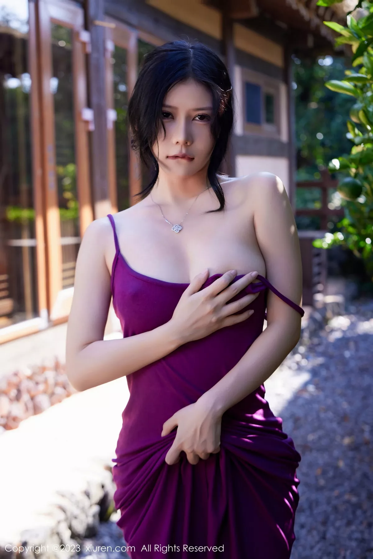 秀人集.com_[XiuRen秀人网]No.7485_模特尹甜甜户外性感紫色吊带裙配超薄肉丝秀完美身材诱惑写真63P