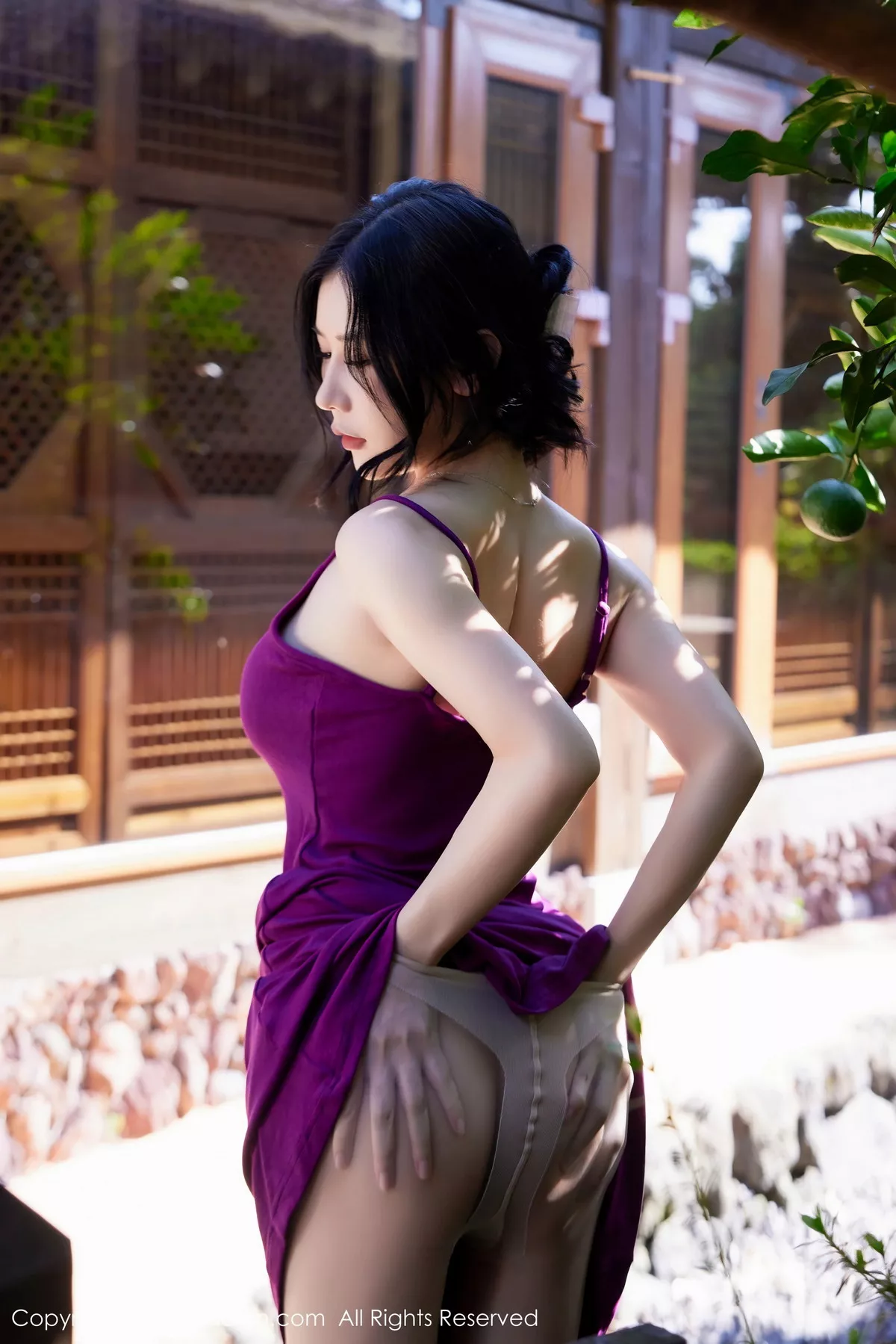 秀人集.com_[XiuRen秀人网]No.7485_模特尹甜甜户外性感紫色吊带裙配超薄肉丝秀完美身材诱惑写真63P