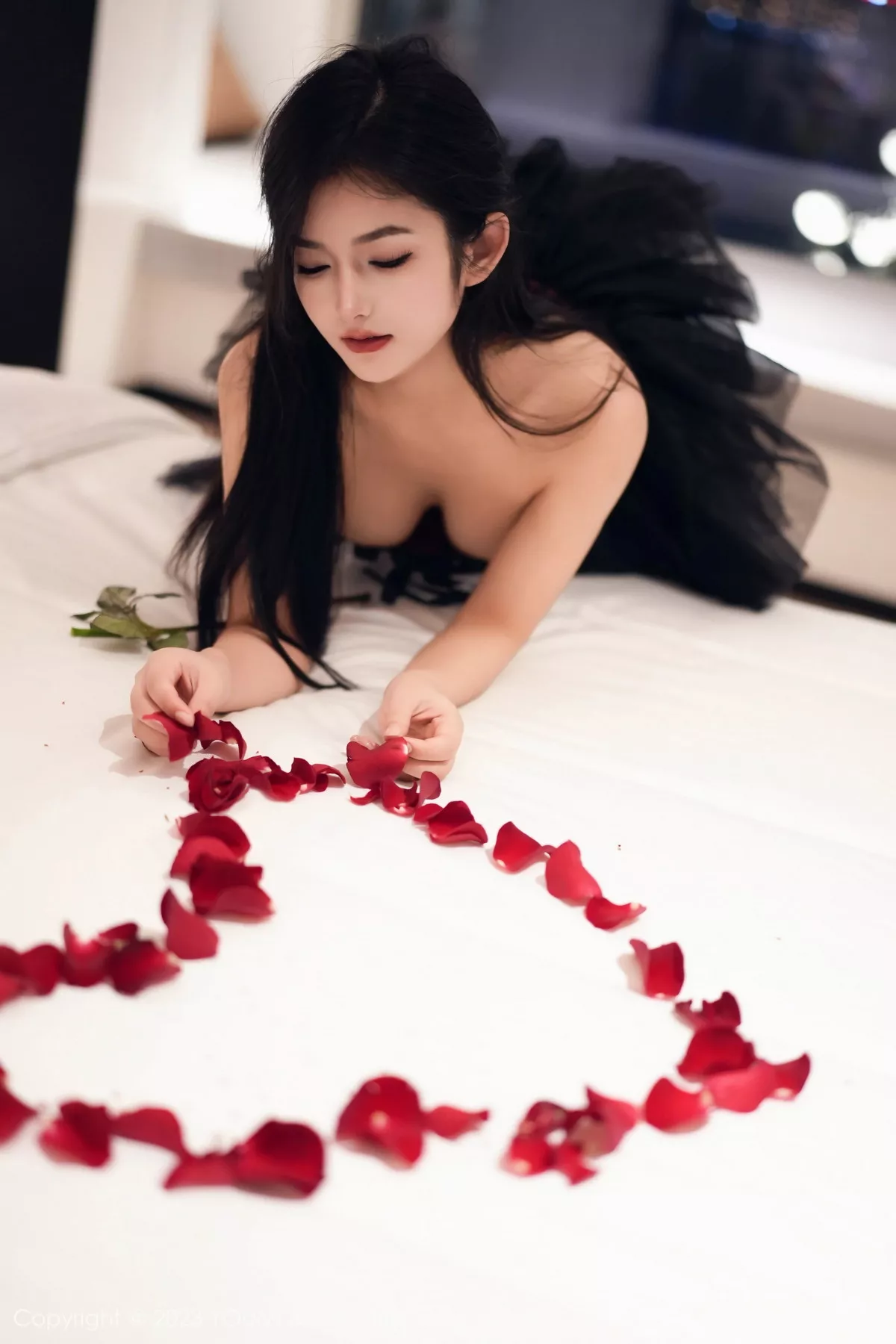 秀人集.com_[YouMi尤蜜荟]Vol.991_模特谭小灵性感黑色露肩情趣服饰配黑丝袜秀丰腴身材诱惑写真74P