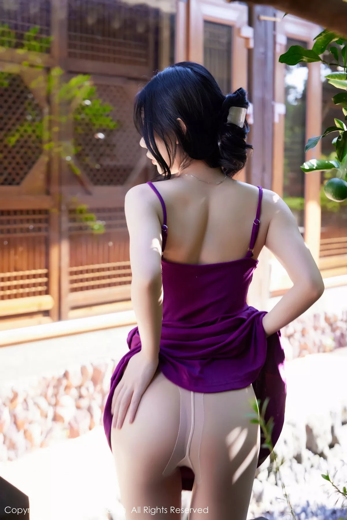 秀人集.com_[XiuRen秀人网]No.7485_模特尹甜甜户外性感紫色吊带裙配超薄肉丝秀完美身材诱惑写真63P