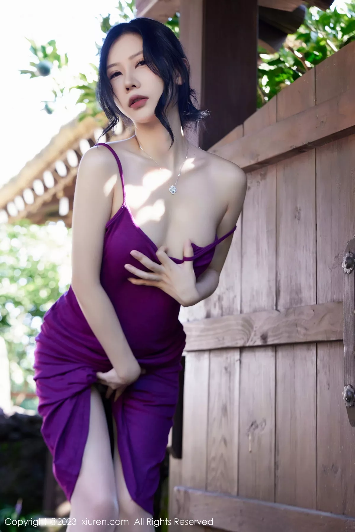 秀人集.com_[XiuRen秀人网]No.7485_模特尹甜甜户外性感紫色吊带裙配超薄肉丝秀完美身材诱惑写真63P