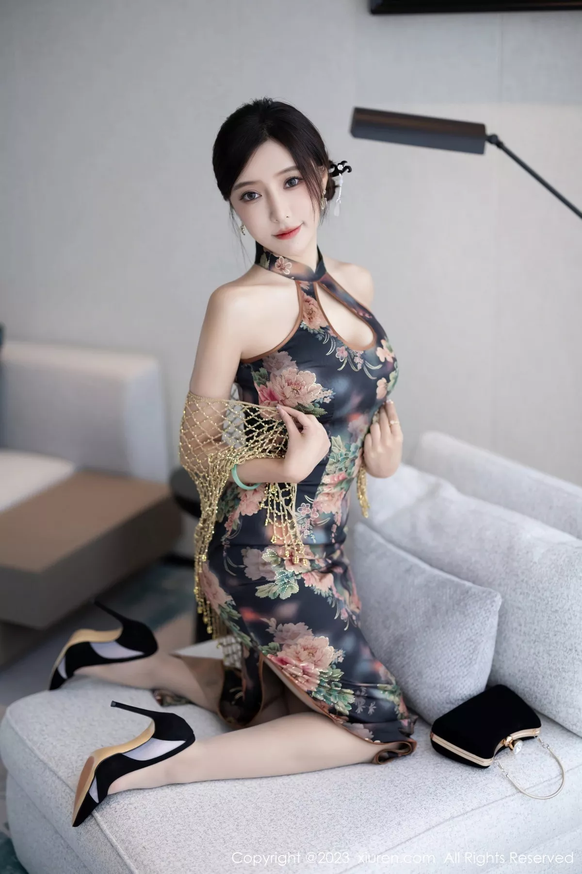 秀人集.com_[XiuRen秀人网]No.7495_女神王馨瑶yanni性感花纹旗袍露淡紫色内衣配开档肉丝诱惑写真81P