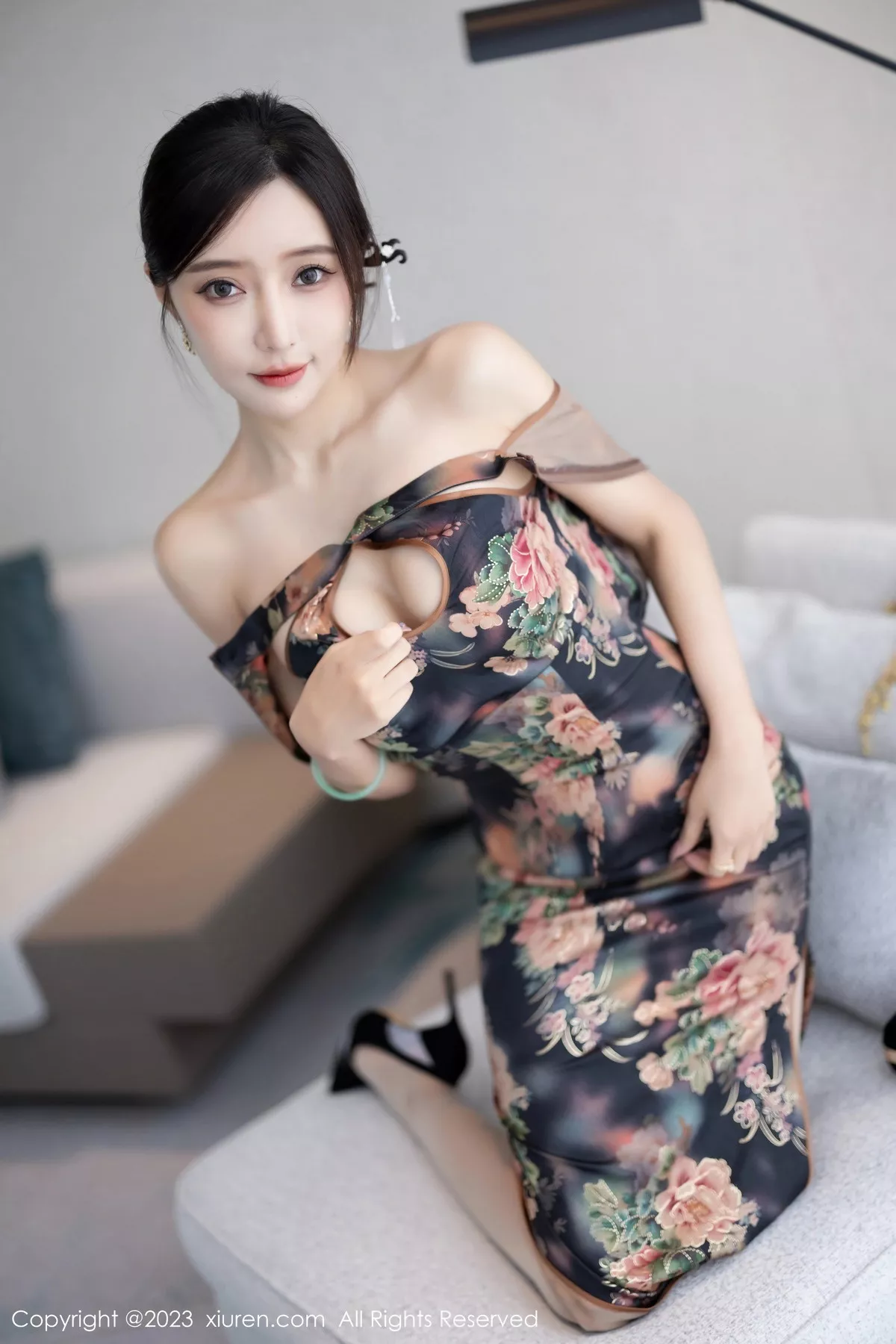 秀人集.com_[XiuRen秀人网]No.7495_女神王馨瑶yanni性感花纹旗袍露淡紫色内衣配开档肉丝诱惑写真81P