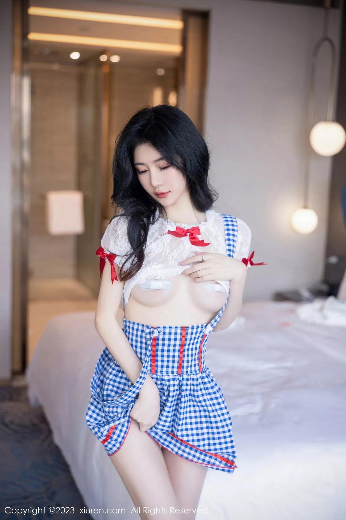 秀人集.com_[XiuRen秀人网]No.7509_模特幼幼性感蓝白格子萝莉裙服饰多面视角秀完美身材诱惑写真110P