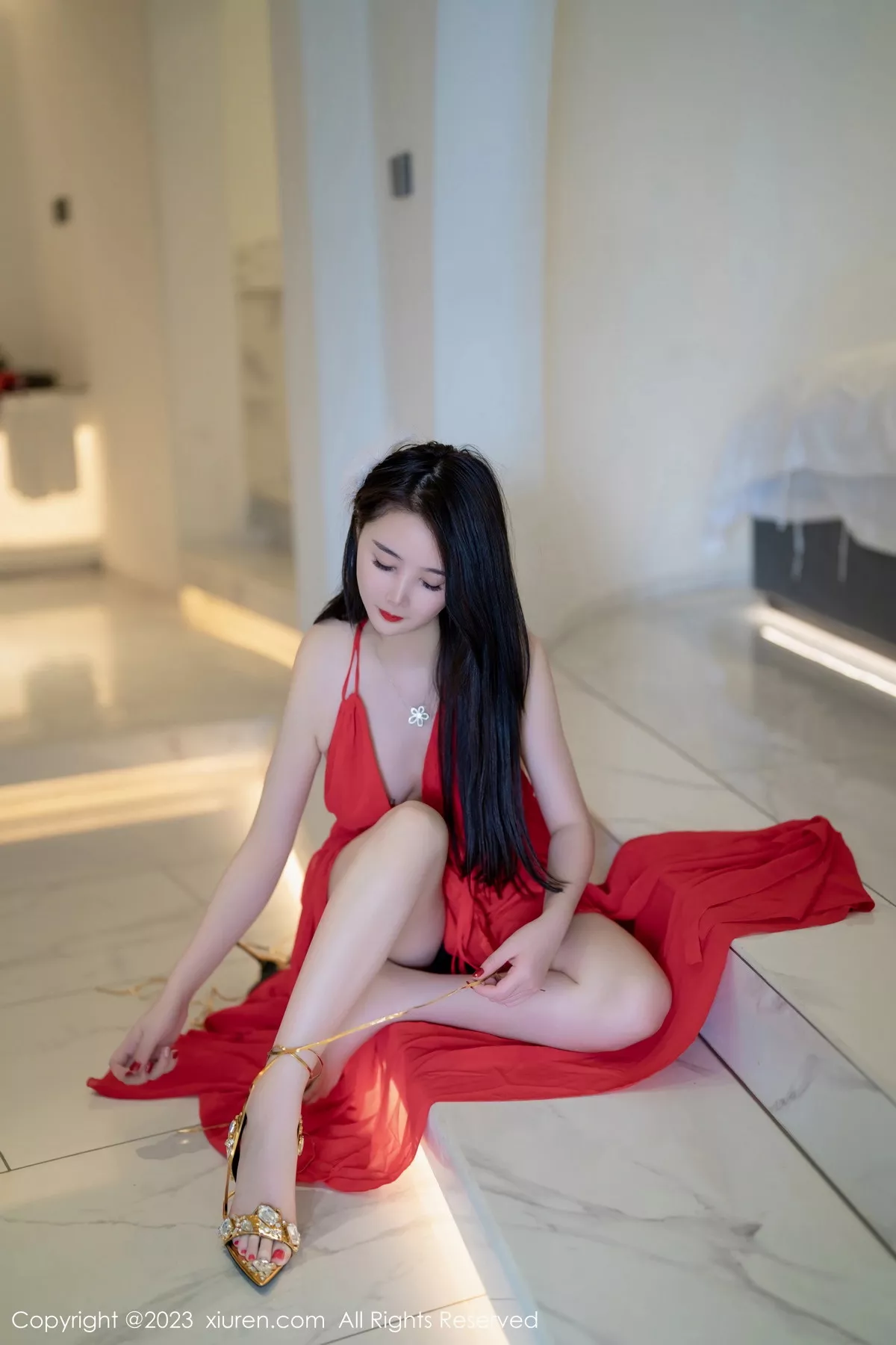 秀人集.com_[XiuRen秀人网]No.7517_模特Summer宝宝红色露肩连衣长裙配肉丝袜秀曼妙身姿诱惑写真62P