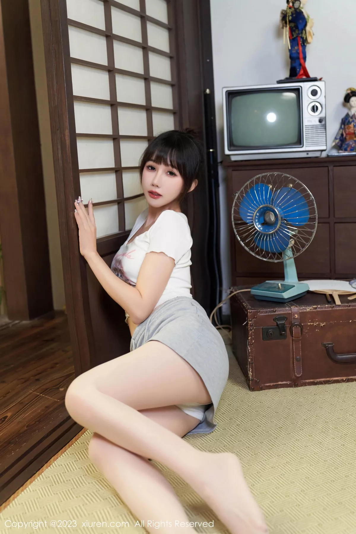 秀人集.com_[XiuRen秀人网]No.7519_模特波巧酱性感白色短T配灰色短裙露超薄肉丝秀美腿诱惑写真88P