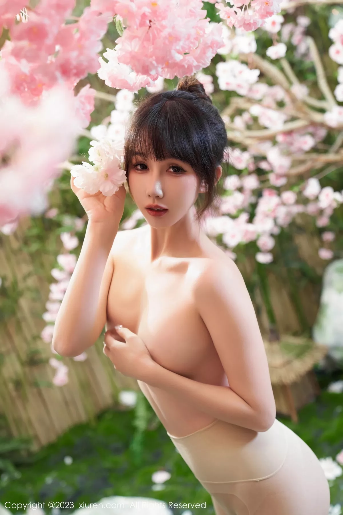 秀人集.com_[XiuRen秀人网]No.7519_模特波巧酱性感白色短T配灰色短裙露超薄肉丝秀美腿诱惑写真88P