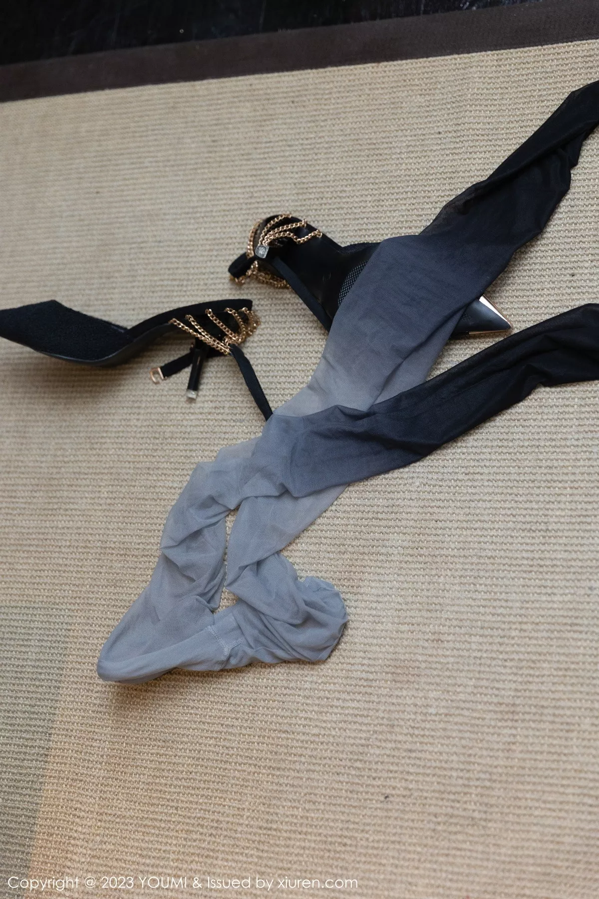 秀人集.com_[YouMi尤蜜荟]Vol.987_女神Carol周妍希深色露肩连衣裙配超薄灰丝秀丰满身材诱惑写真77P