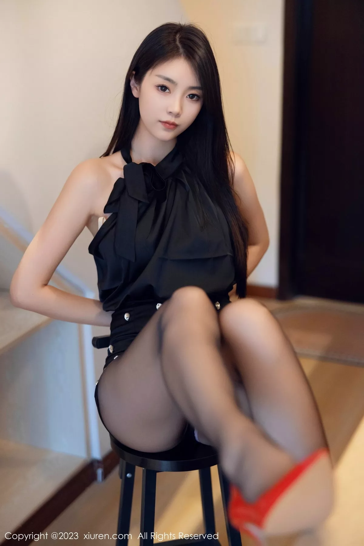 秀人集.com_[XiuRen秀人网]No.7535_模特可乐Vicky性感黑色上衣配黑短裙露超薄黑丝秀美腿诱惑写真82P