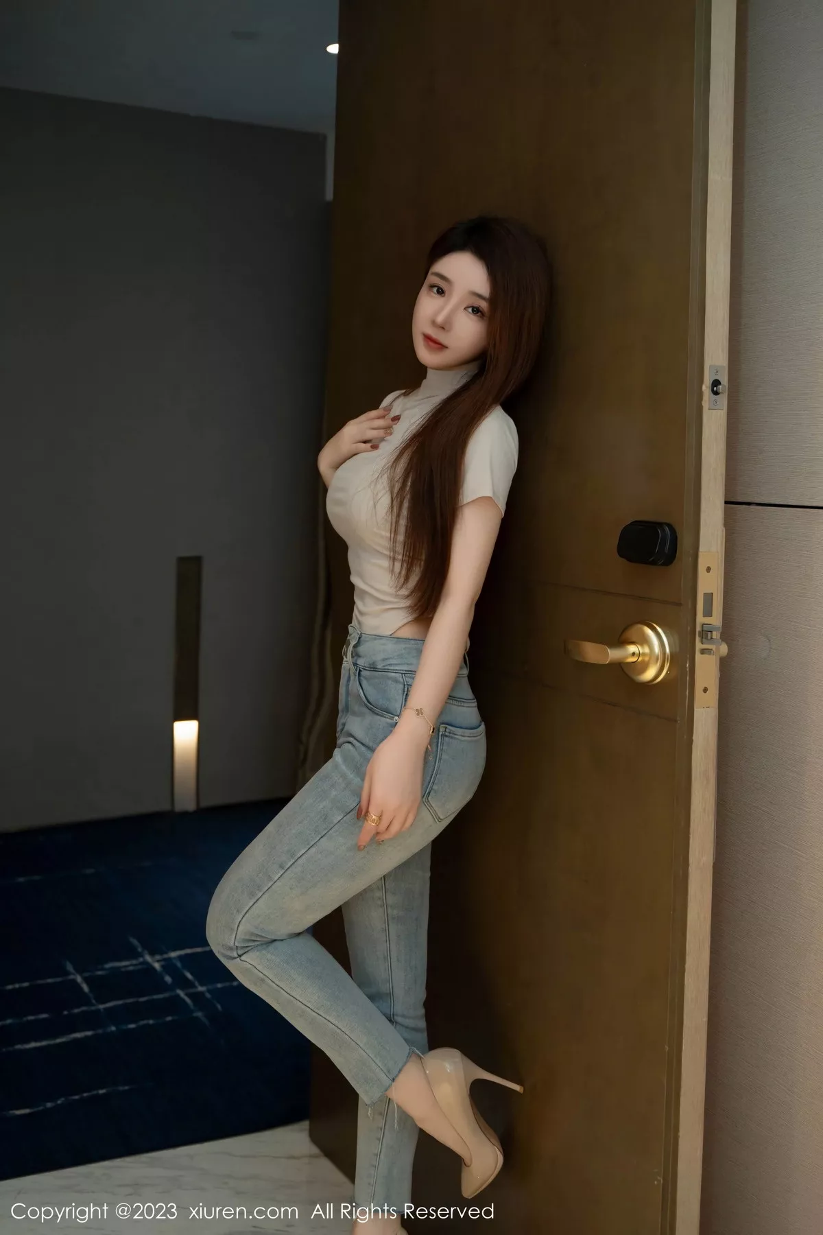 秀人集.com_[XiuRen秀人网]No.7586_新人模特雨儿baby性感浅色衣配牛仔裤半脱秀丰腴身材诱惑写真71P