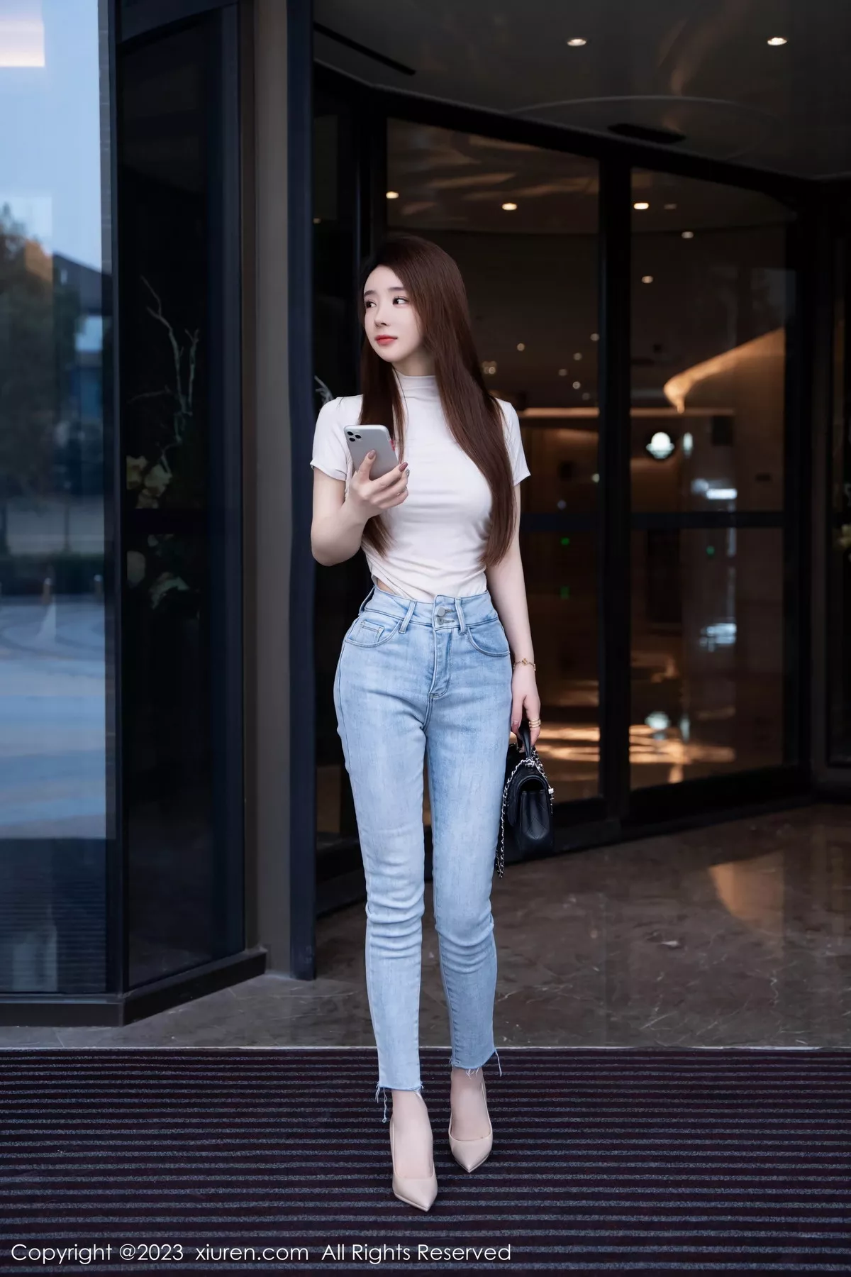 秀人集.com_[XiuRen秀人网]No.7586_新人模特雨儿baby性感浅色衣配牛仔裤半脱秀丰腴身材诱惑写真71P