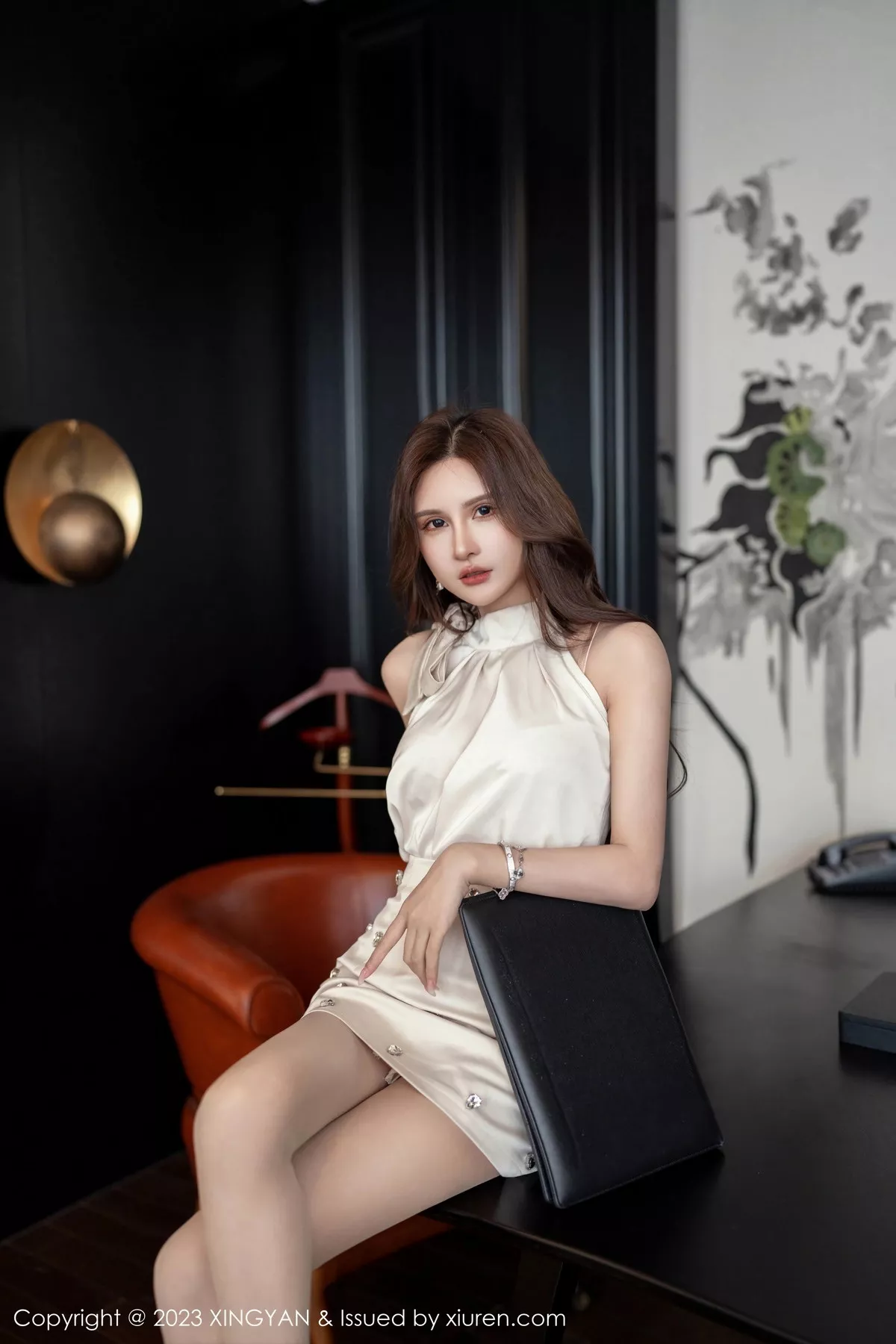 秀人集.com_[XINGYAN星颜社]VOL.213_女神Emily尹菲性感浅色珍珠白套装露粉色蕾丝内衣惹火诱惑写真81P