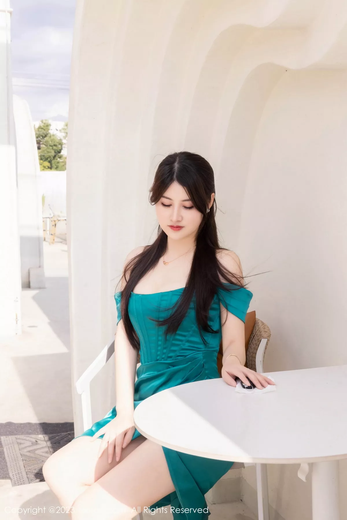 秀人集.com_[XiuRen秀人网]No.7592_模特诗诗kiki性感露肩裙露黑色蕾丝内衣配超薄黑丝撩人诱惑写真80P