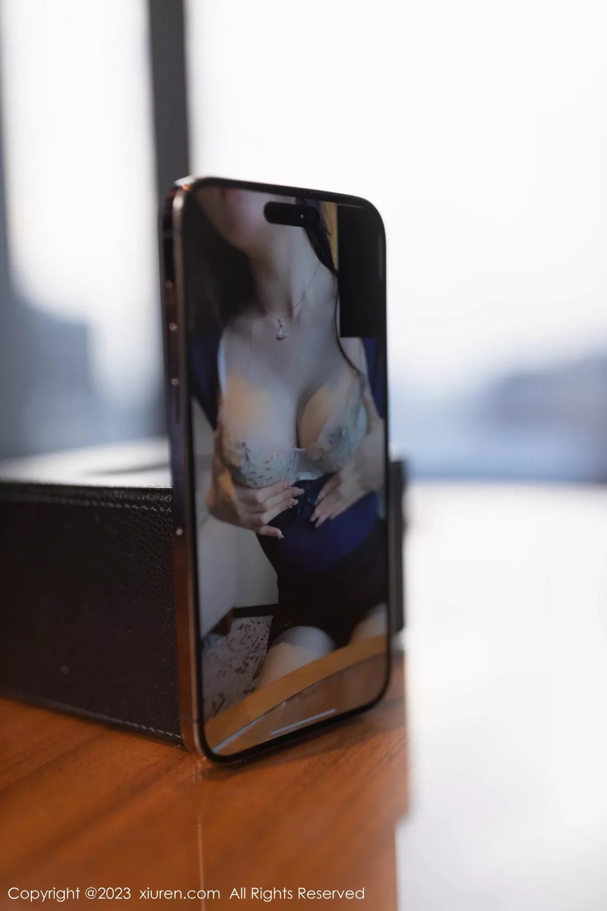 秀人集.com_[XiuRen秀人网]No.7604_模特小逗逗性感蓝上衣配黑短裙露薄纱内衣配开档丝袜诱惑写真77P