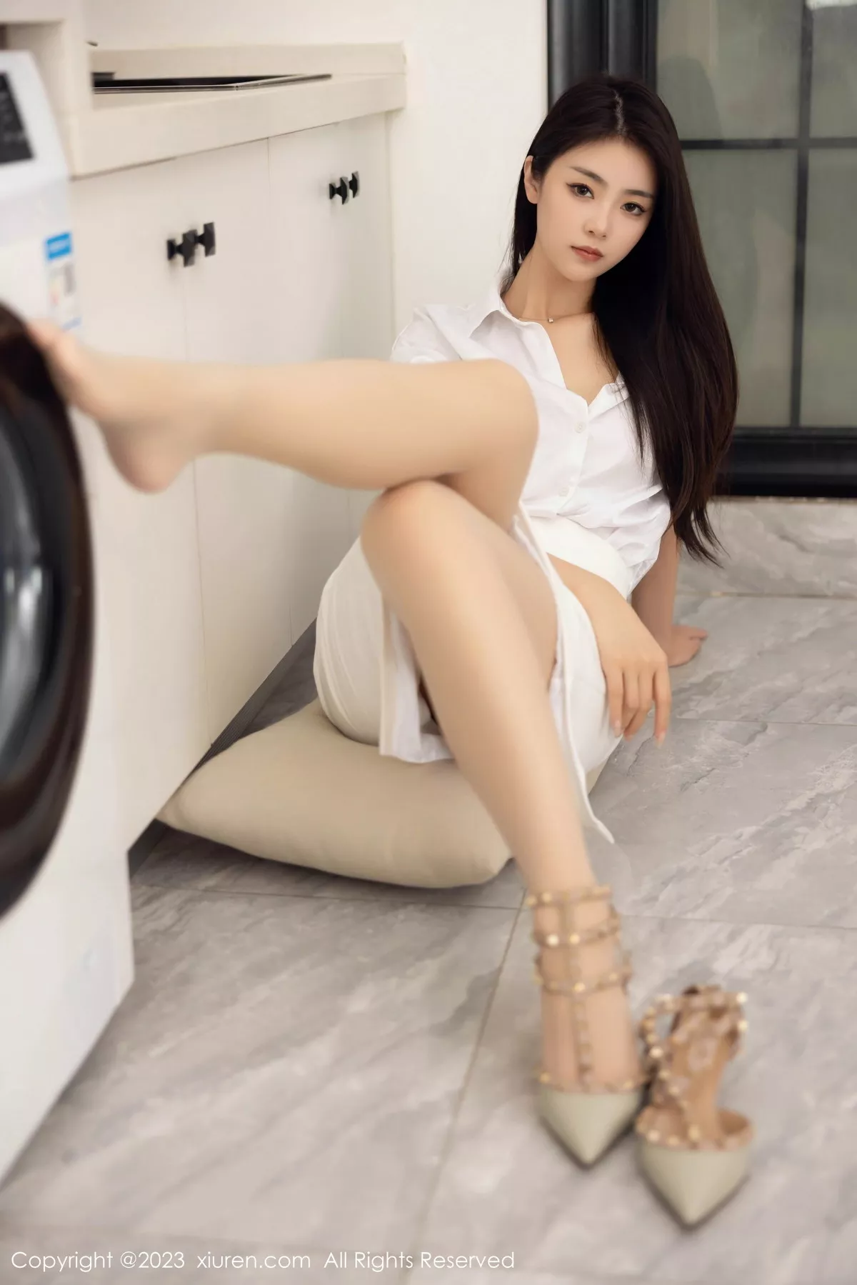 秀人集.com_[XiuRen秀人网]No.7601_模特可乐Vicky性感白T配白短裙露原色丝袜秀完美身材诱惑写真95P