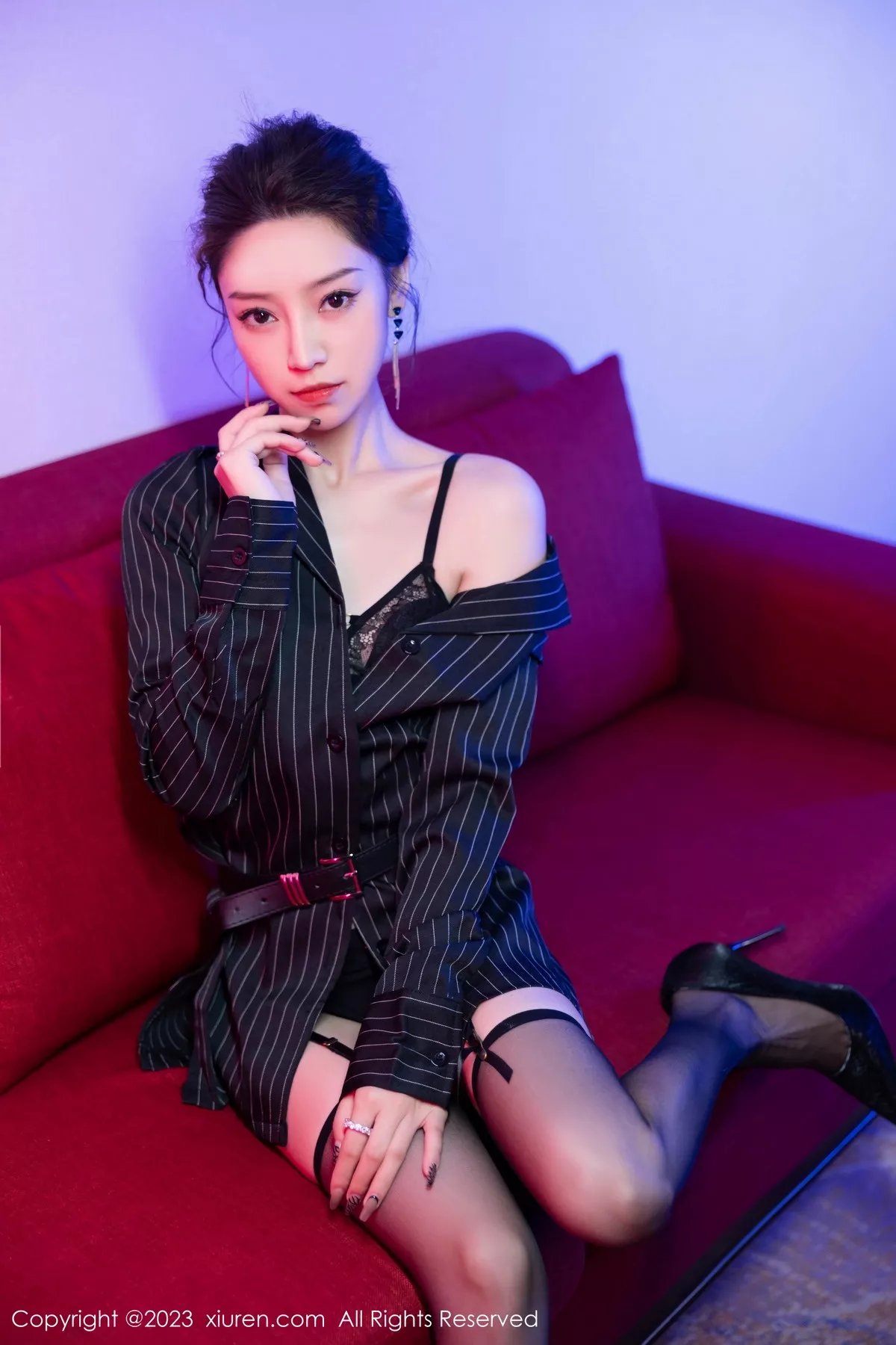 秀人集.com_[XiuRen秀人网]No.7611_模特苏曼兮黑色条纹衬衫露黑色内衣配黑丝吊袜秀翘臀诱惑写真90P