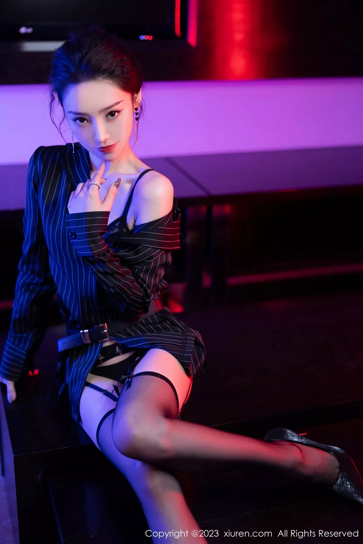 秀人集.com_[XiuRen秀人网]No.7611_模特苏曼兮黑色条纹衬衫露黑色内衣配黑丝吊袜秀翘臀诱惑写真90P