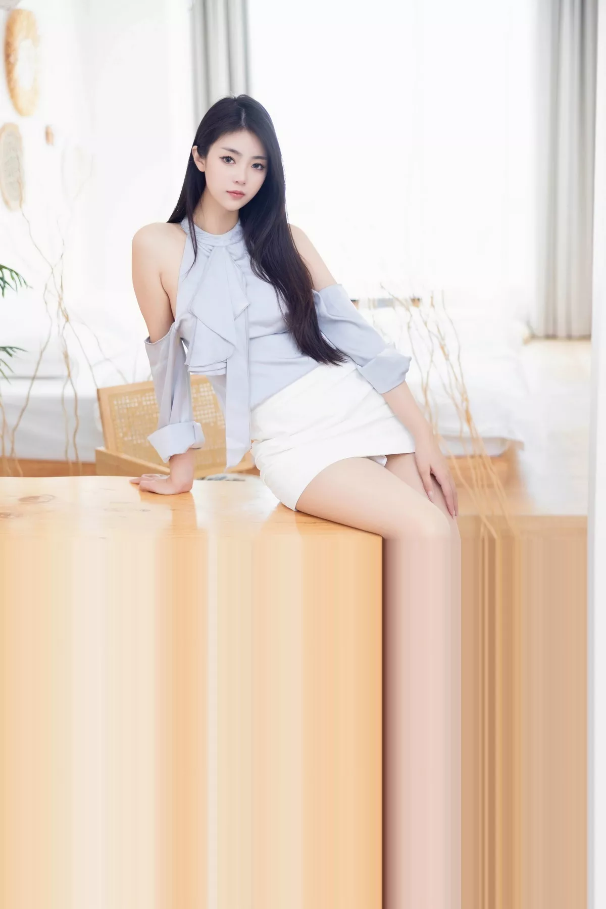 秀人集.com_[XiuRen秀人网]No.7635_模特可乐Vicky性感浅蓝上衣配白短裙露原色丝袜秀美腿诱惑写真97P