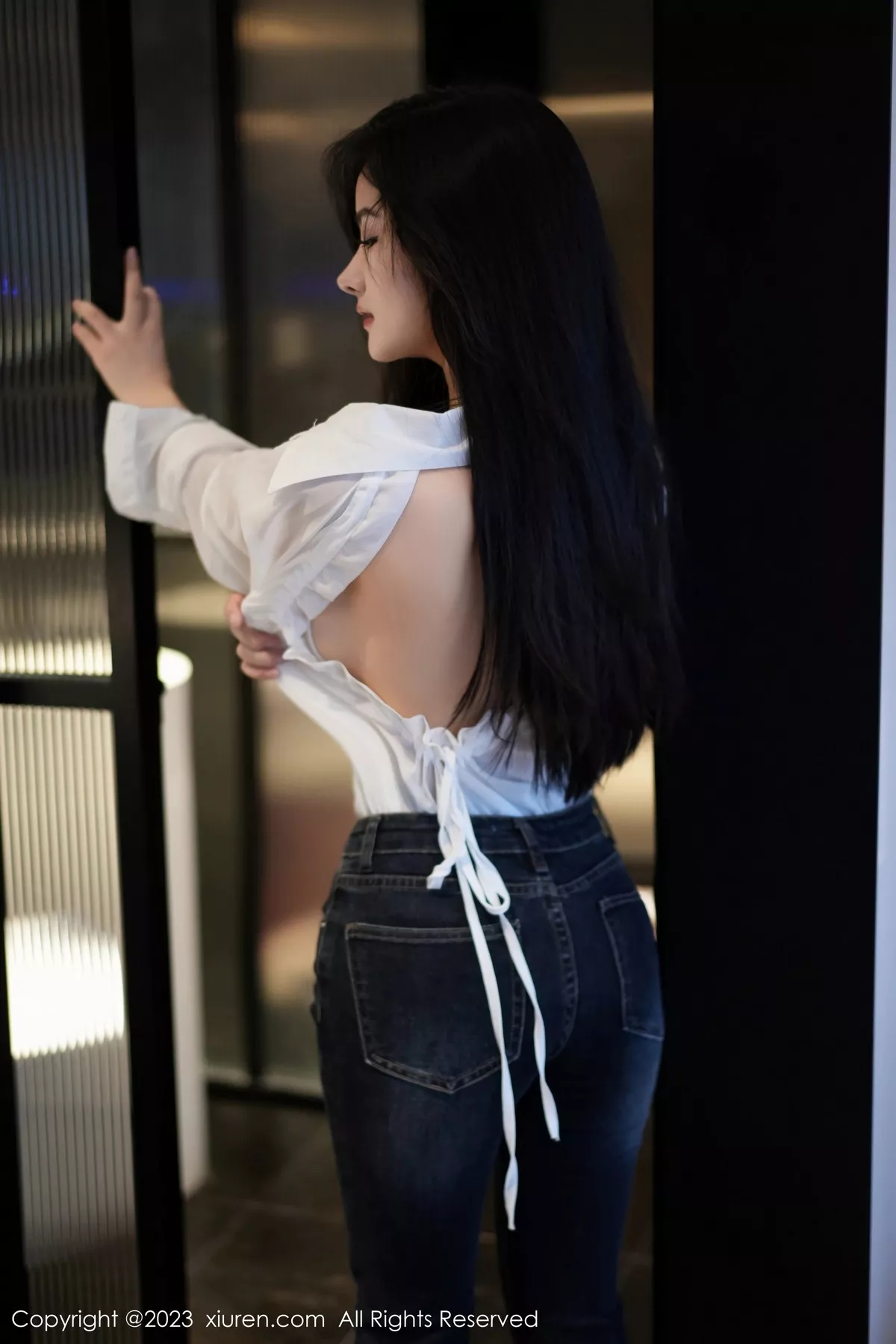 秀人集.com_[XiuRen秀人网]No.7645_模特谭小灵性感白T配简约牛仔裤露超薄黑丝秀惹火身材诱惑写真106P