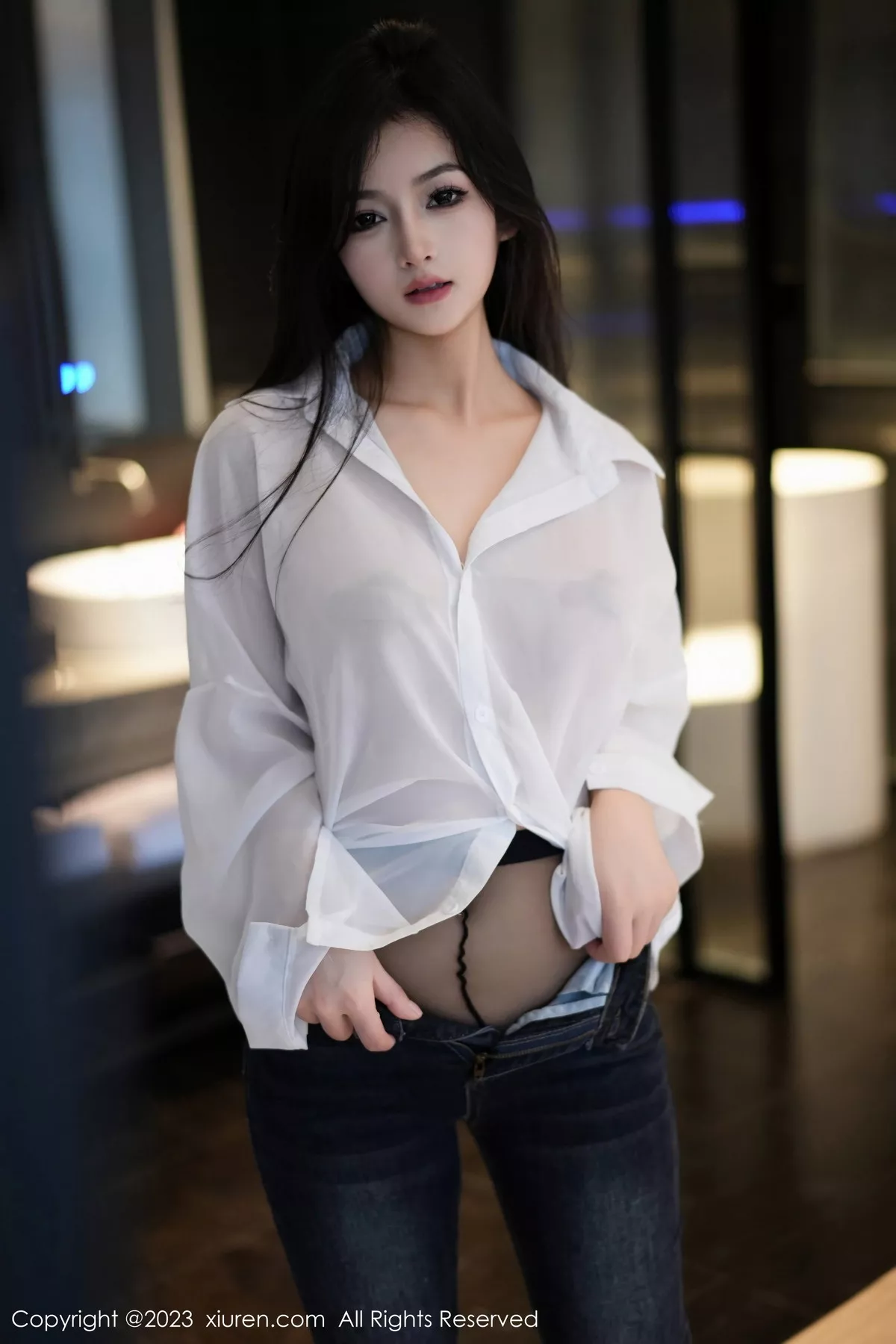 秀人集.com_[XiuRen秀人网]No.7645_模特谭小灵性感白T配简约牛仔裤露超薄黑丝秀惹火身材诱惑写真106P