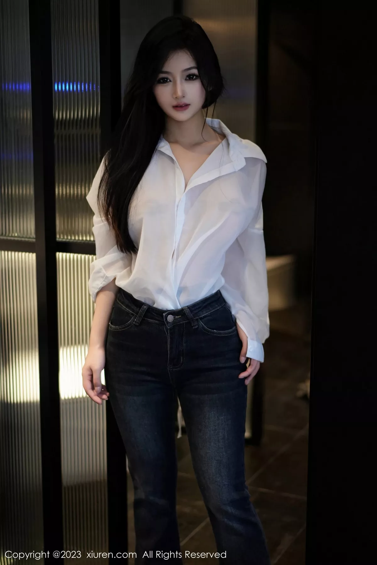 秀人集.com_[XiuRen秀人网]No.7645_模特谭小灵性感白T配简约牛仔裤露超薄黑丝秀惹火身材诱惑写真106P