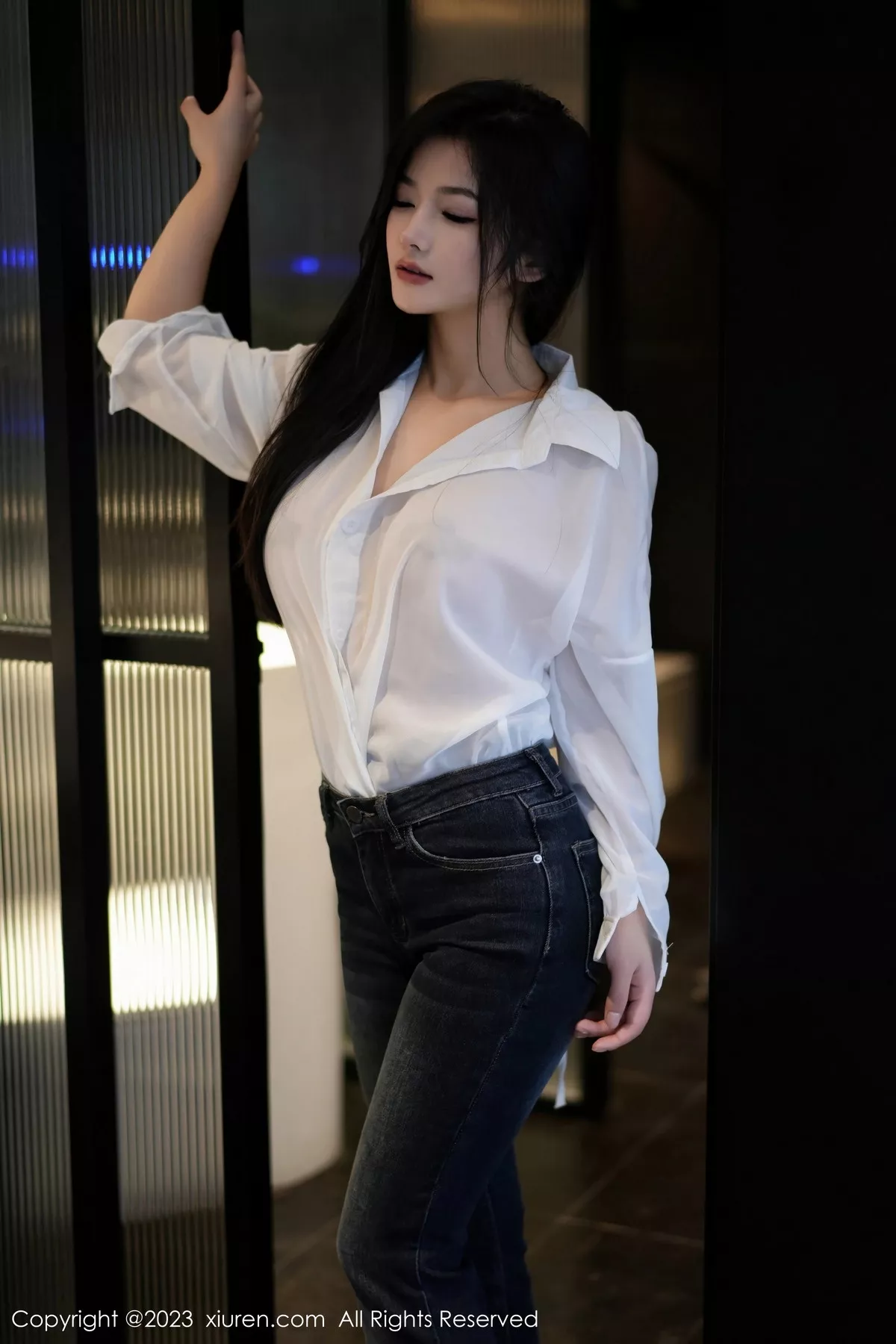 秀人集.com_[XiuRen秀人网]No.7645_模特谭小灵性感白T配简约牛仔裤露超薄黑丝秀惹火身材诱惑写真106P