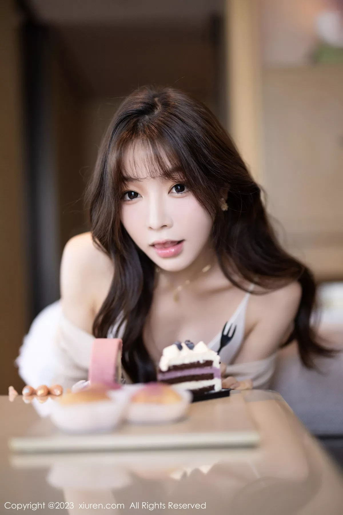 秀人集.com_[XiuRen秀人网]No.7647_女神徐莉芝Booty性感暖灰色上衣配白色短裤秀曼妙身姿诱惑写真82P