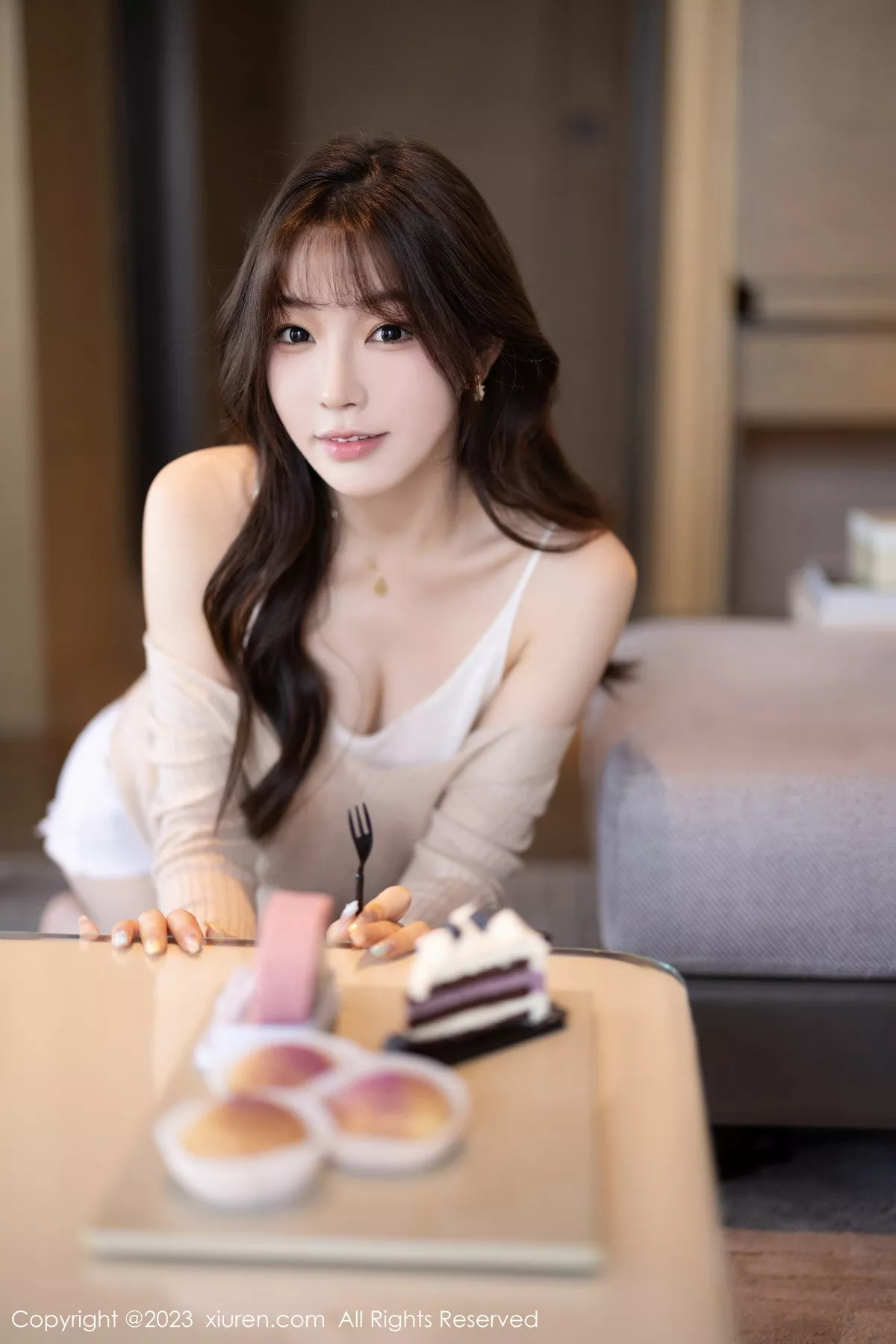 秀人集.com_[XiuRen秀人网]No.7647_女神徐莉芝Booty性感暖灰色上衣配白色短裤秀曼妙身姿诱惑写真82P