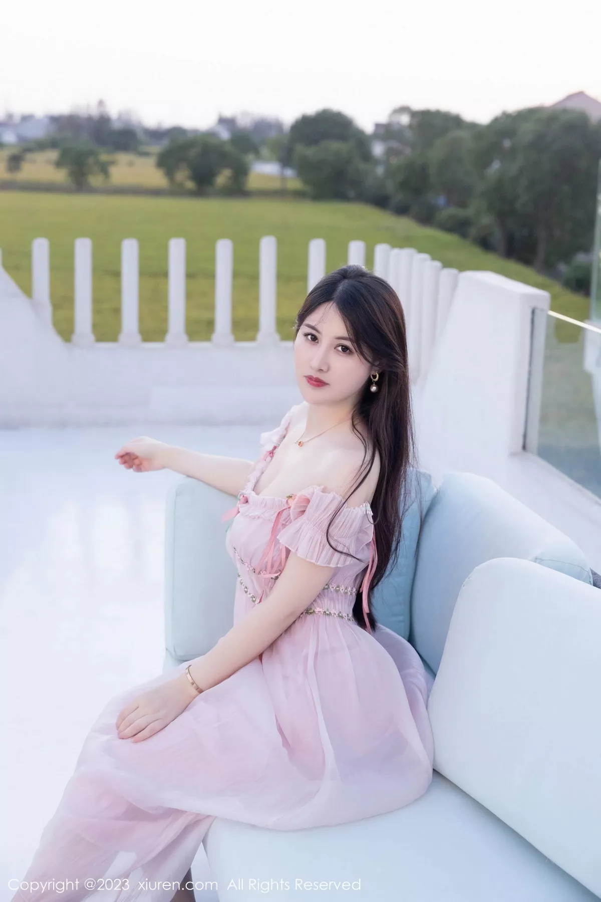 秀人集.com_[XiuRen秀人网]No.7666_模特诗诗kiki性感粉色低胸裙露粉色蕾丝内衣秀丰腴身姿诱惑写真82P