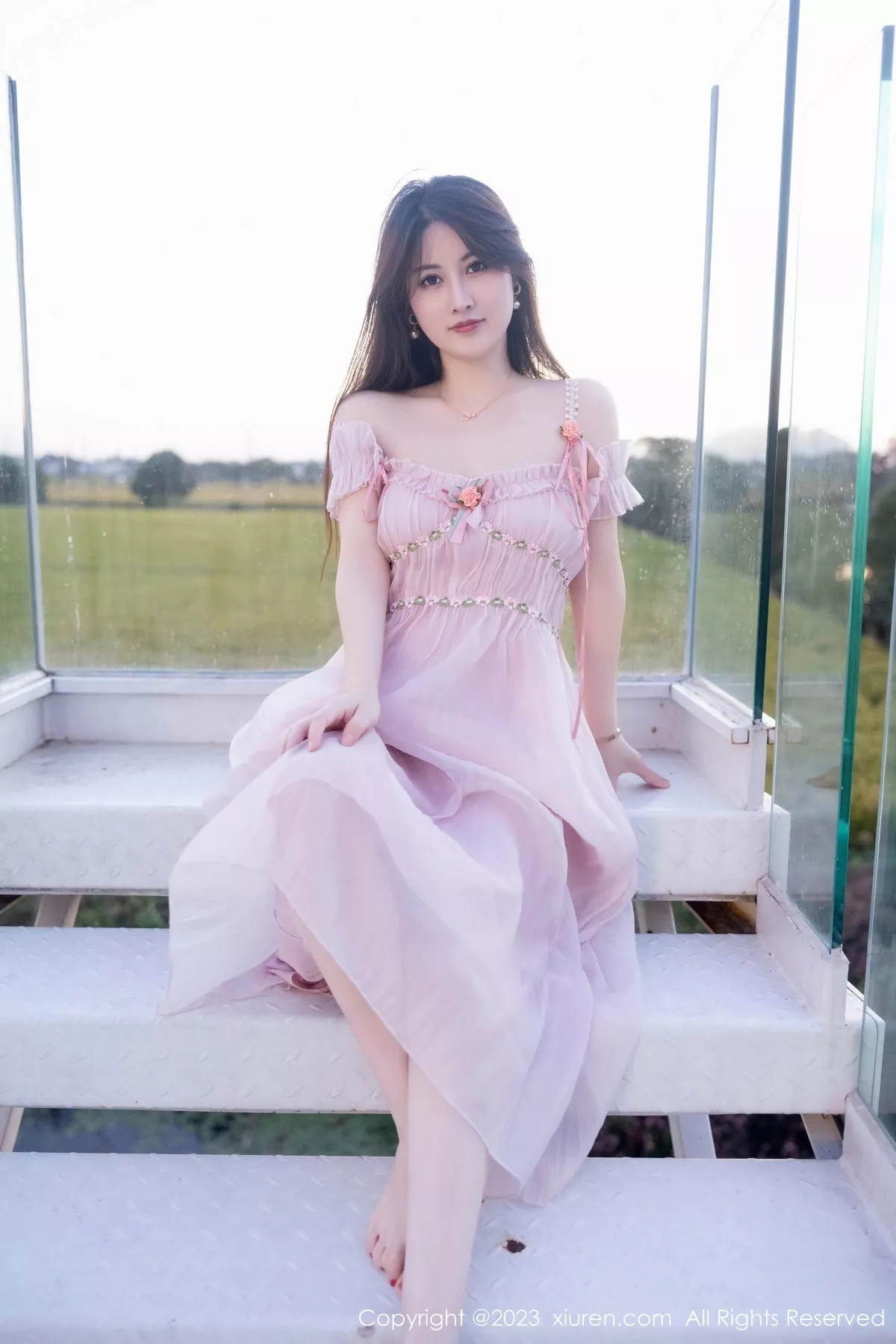 秀人集.com_[XiuRen秀人网]No.7666_模特诗诗kiki性感粉色低胸裙露粉色蕾丝内衣秀丰腴身姿诱惑写真82P