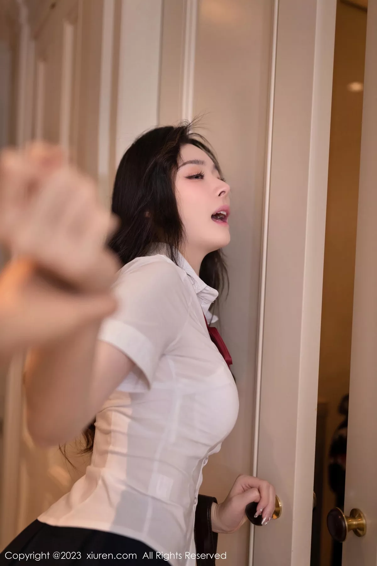 秀人集.com_[XiuRen秀人网]No.7674_模特小逗逗捆绑剧情性感白T配黑色短裙露超薄黑丝极致魅惑写真80P