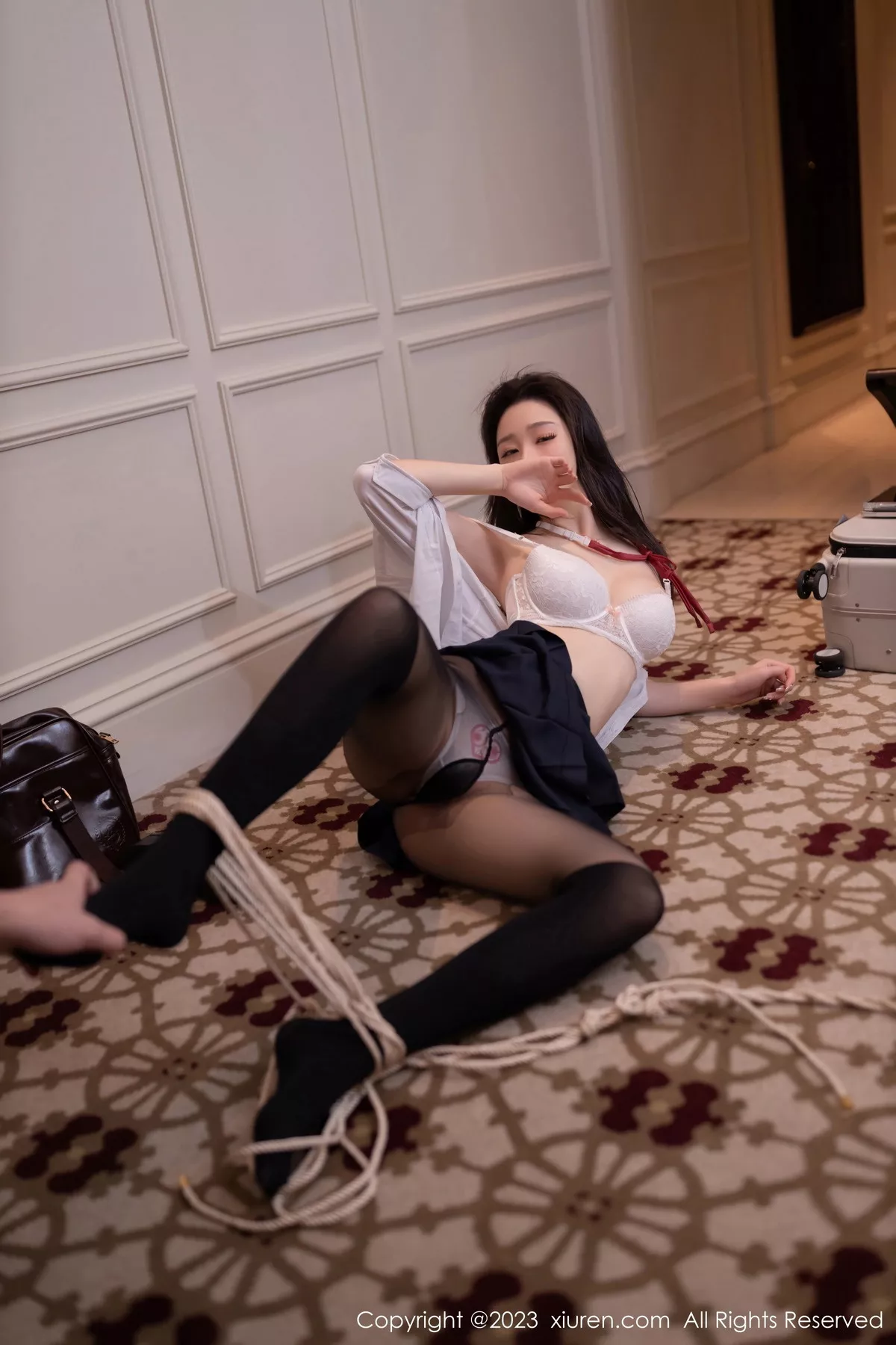 秀人集.com_[XiuRen秀人网]No.7674_模特小逗逗捆绑剧情性感白T配黑色短裙露超薄黑丝极致魅惑写真80P