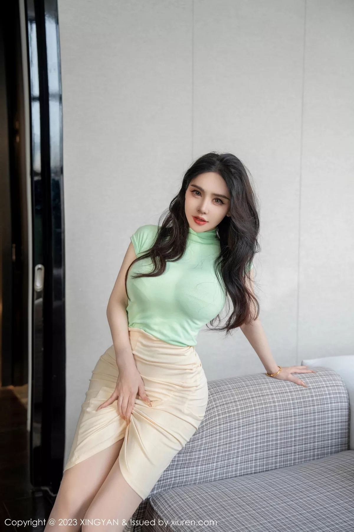 秀人集.com_[XINGYAN星颜社]VOL.215_女神潘娇娇性感果绿上衣配浅色短裙露浅色内衣秀豪乳诱惑写真77P