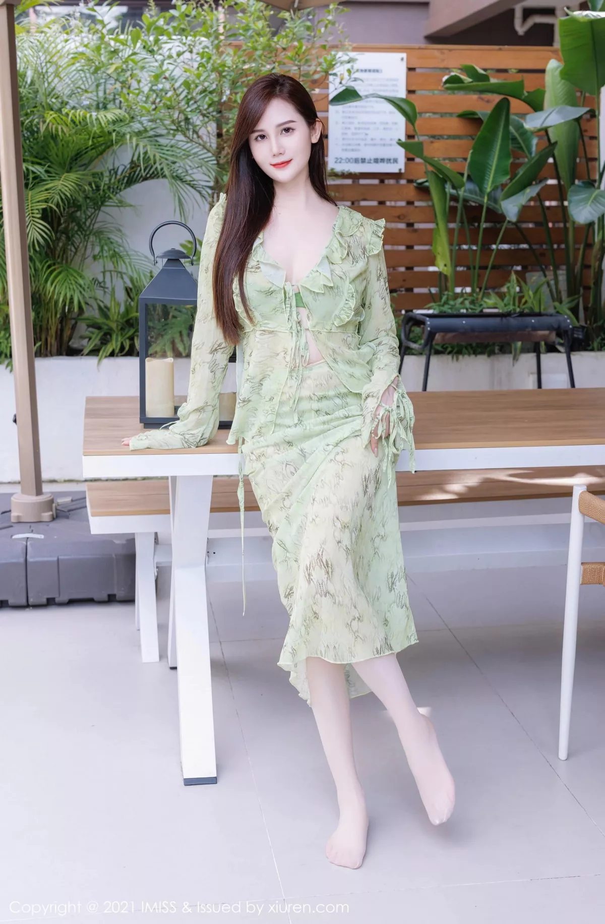 秀人集.com_[IMISS爱蜜社]Vol.758_气质女神sisy思性感淡绿色上衣露灰绿色蕾丝内衣完美诱惑写真40P