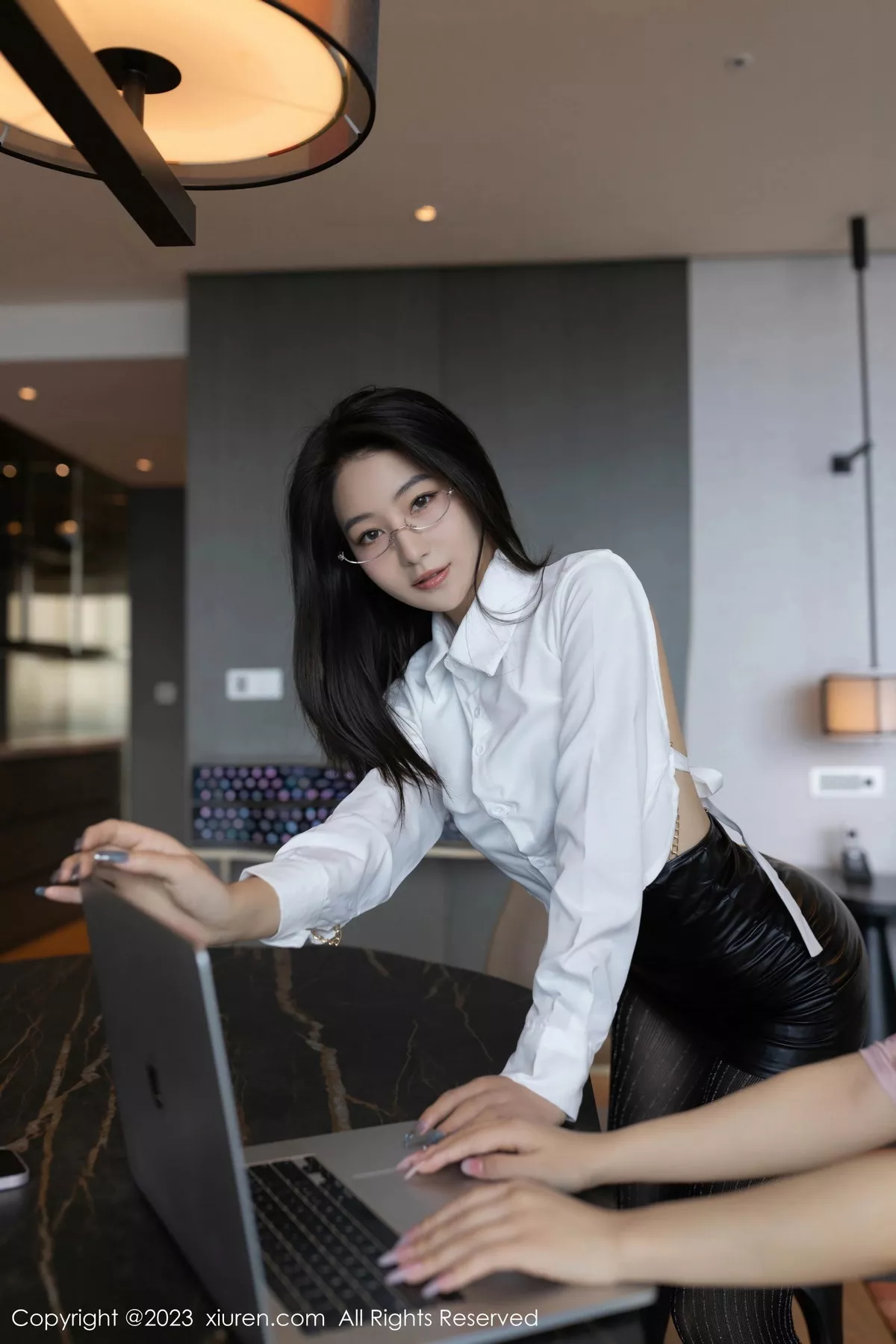 秀人集.com_[XiuRen秀人网]No.7547_模特熊小诺性感白T配黑色皮短裙露超薄黑丝秀曼妙身姿诱惑写真78P