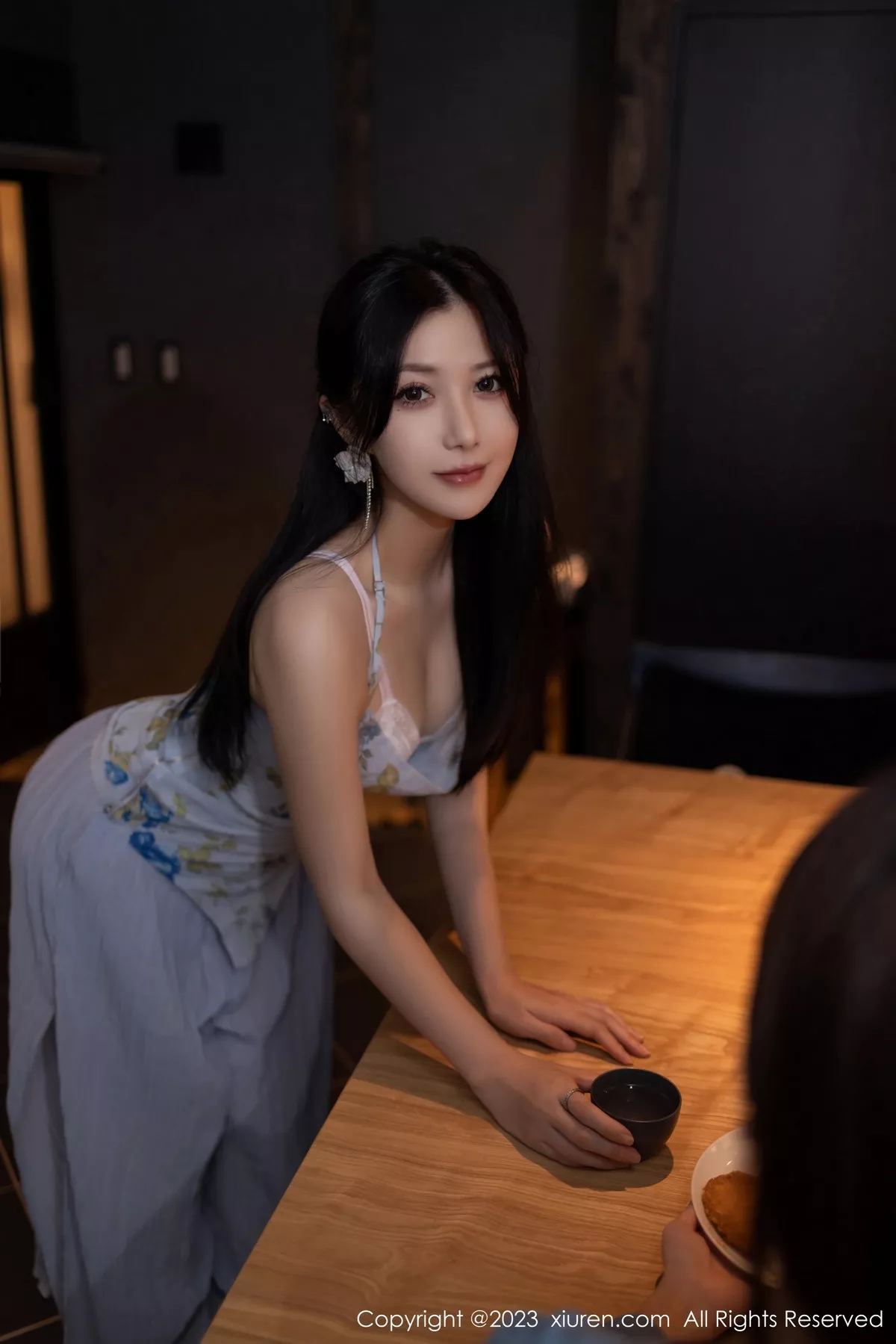 秀人集.com_[XiuRen秀人网]No.7681_模特鱼子酱Fish情节拍摄性感蓝灰上衣配长裙秀曼妙身姿诱惑写真81P