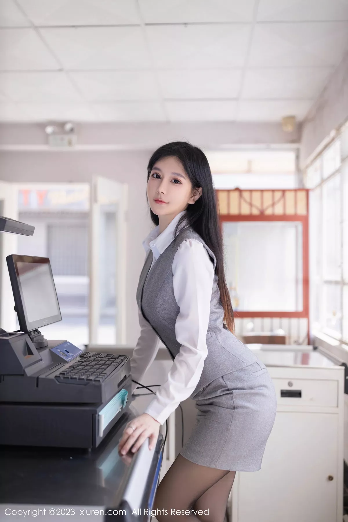 秀人集.com_[XiuRen秀人网]No.7684_模特幼幼性感灰色短裙制服露紫色蕾丝内衣秀完美身姿诱惑写真80P