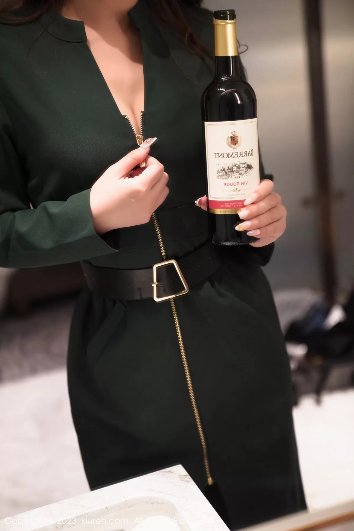 秀人集.com_[XiuRen秀人网]No.7553_模特月野兔美妞性感墨绿色服饰露黑色内衣秀曼妙身姿诱惑写真64P