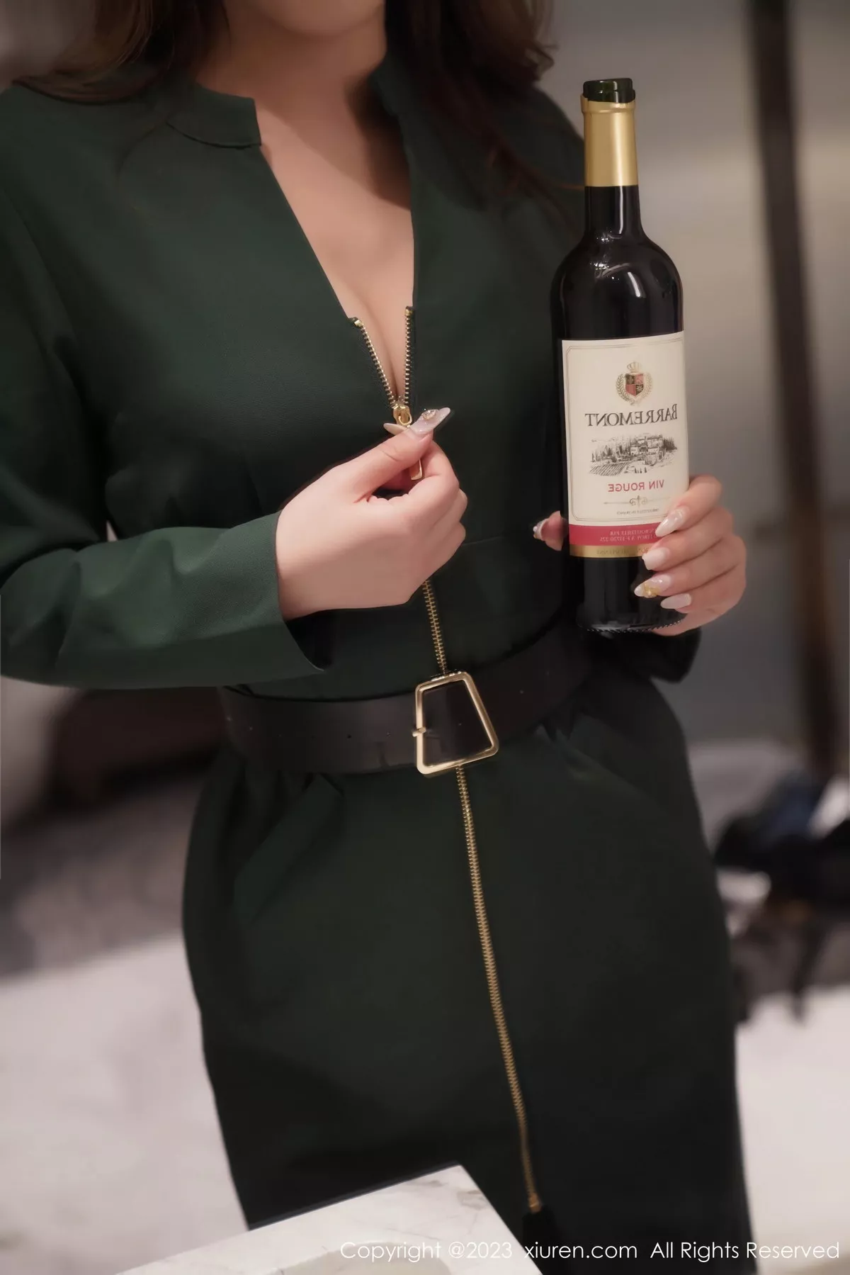 秀人集.com_[XiuRen秀人网]No.7553_模特月野兔美妞性感墨绿色服饰露黑色内衣秀曼妙身姿诱惑写真64P