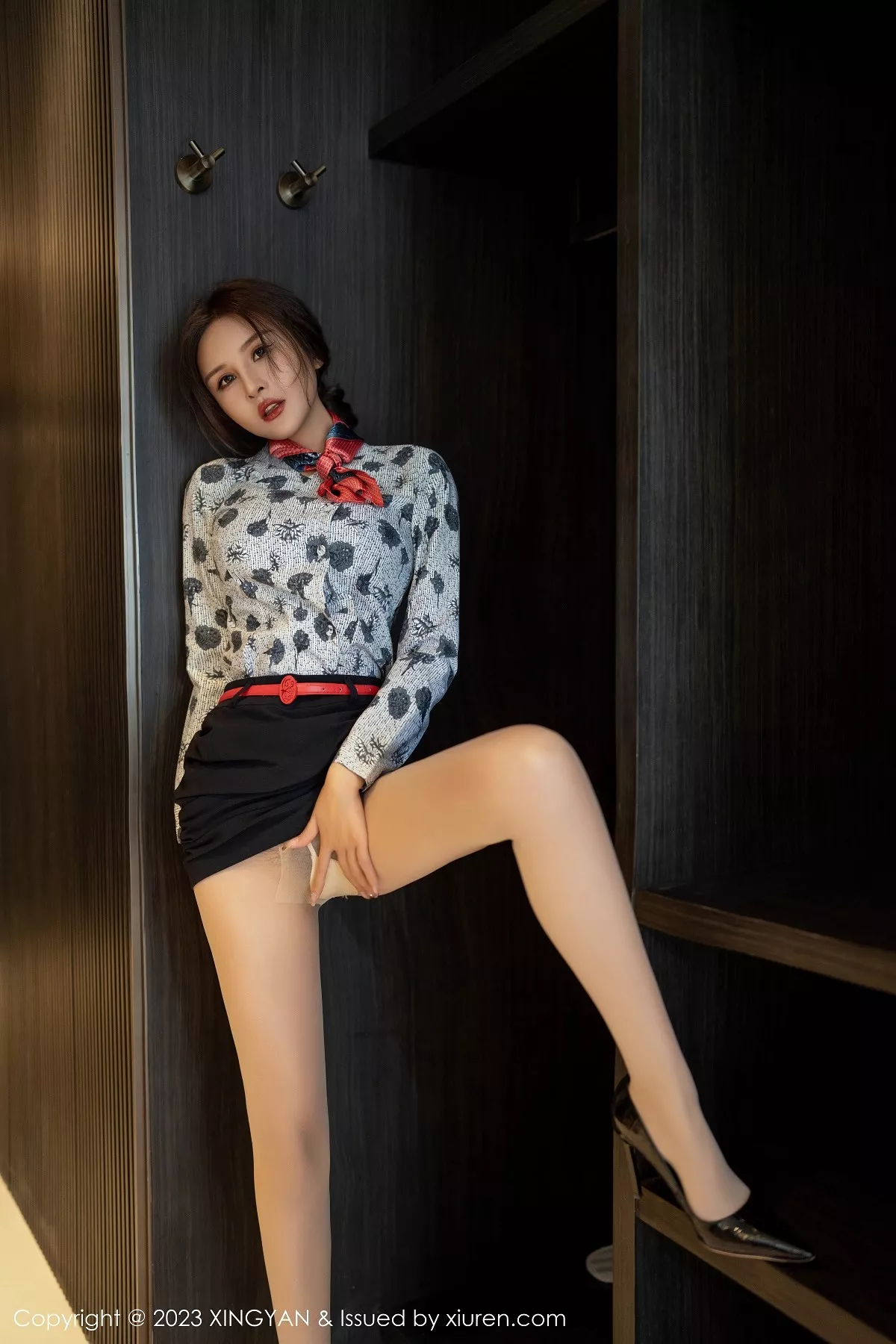 秀人集.com_[XINGYAN星颜社]VOL.219_女神Emily尹菲脱空姐制服露性感黑色内衣配超薄肉丝诱惑写真84P