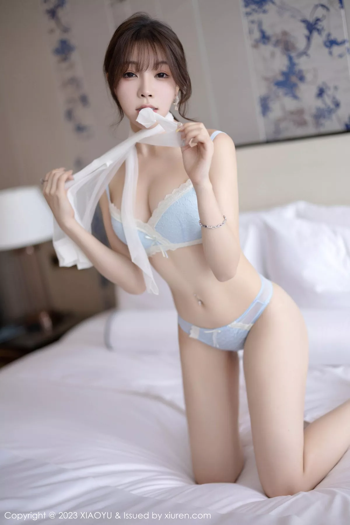 秀人集.com_[XiaoYu画语界]Vol.1155_女神徐莉芝Booty白色上衣配短裙露开档白丝秀曼妙身姿诱惑写真81P
